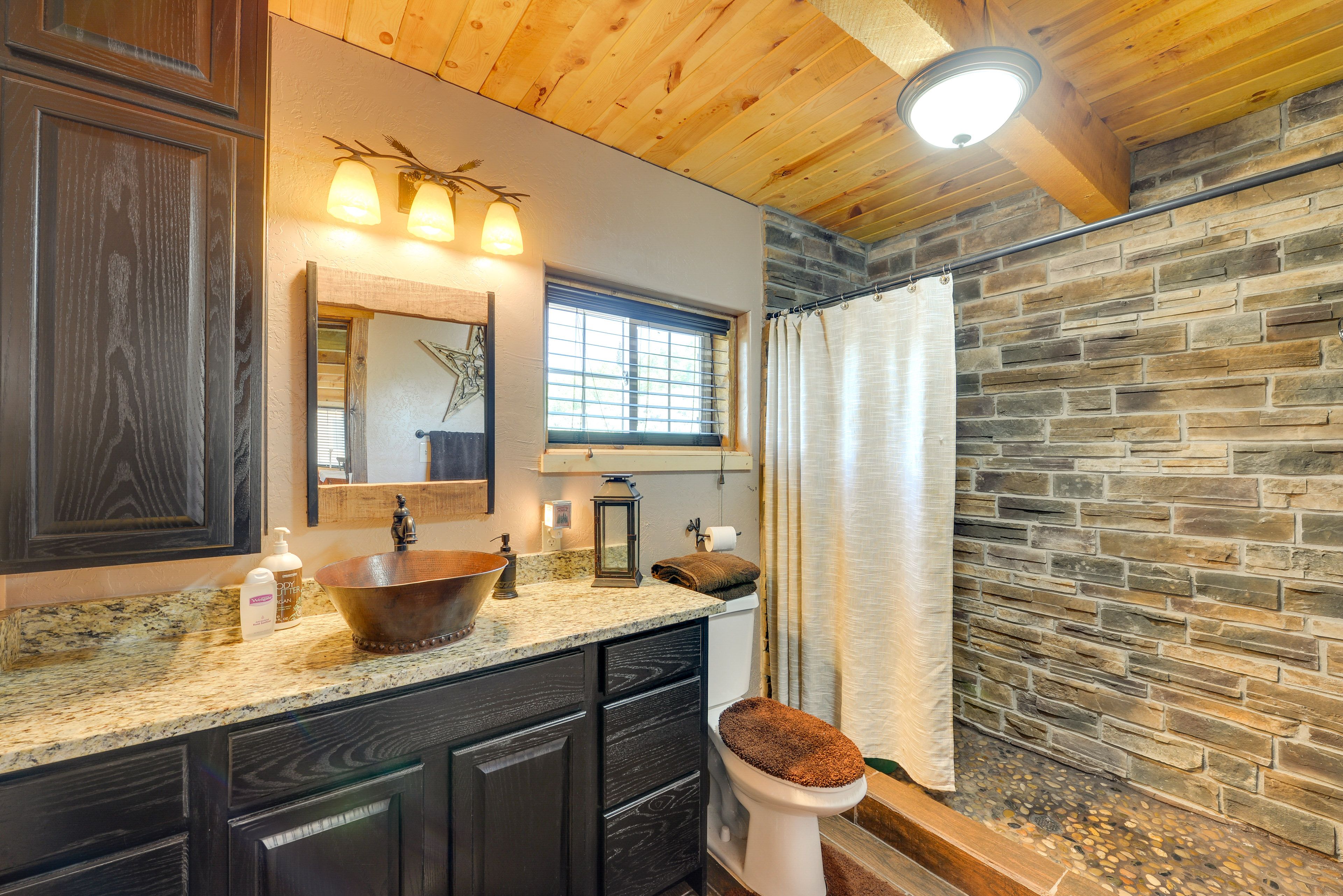 Full Bathroom | Towels Provided