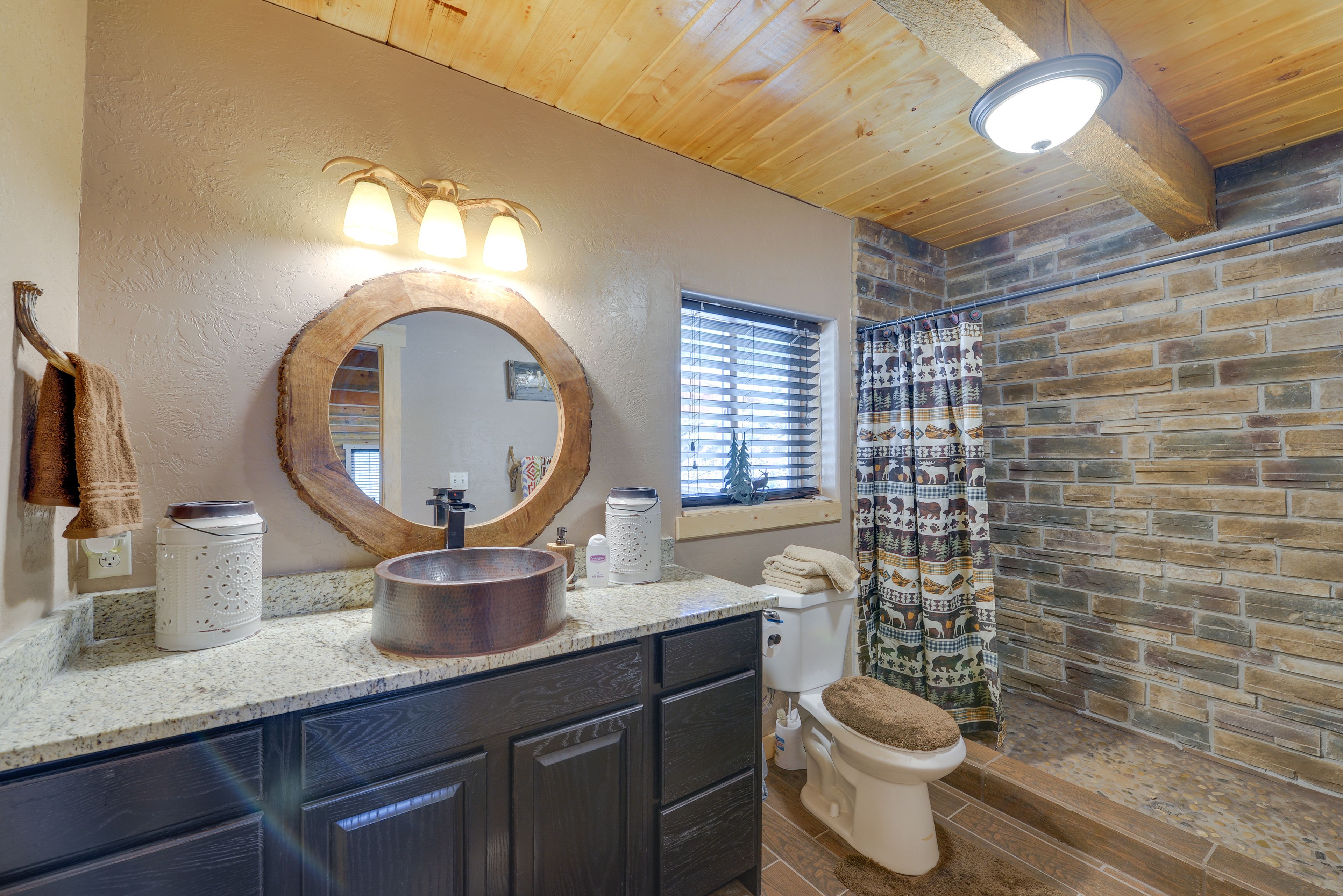 Full Bathroom | Towels Provided