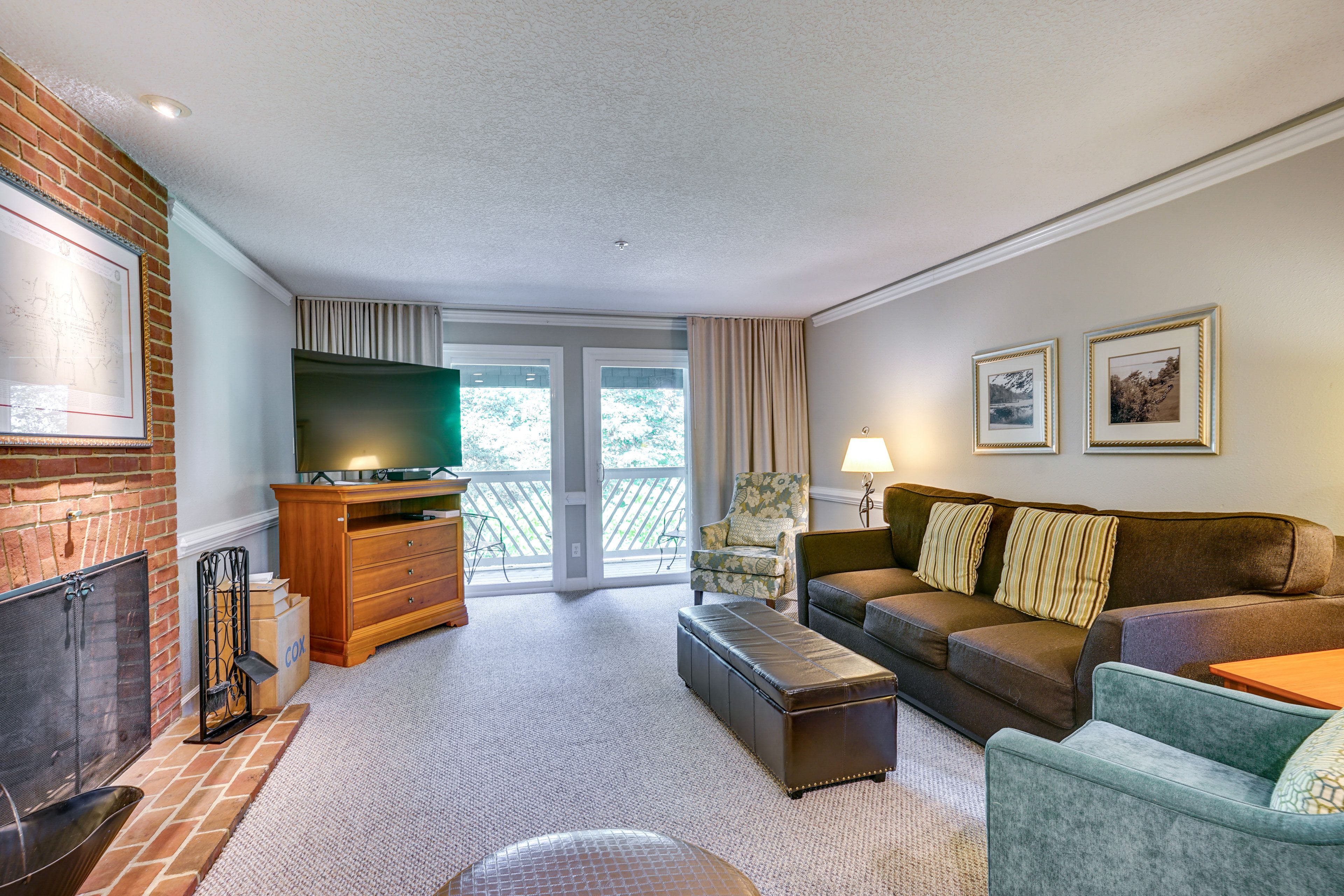 Living Room | Fireplace | Cable TV | Central A/C | Free WiFi