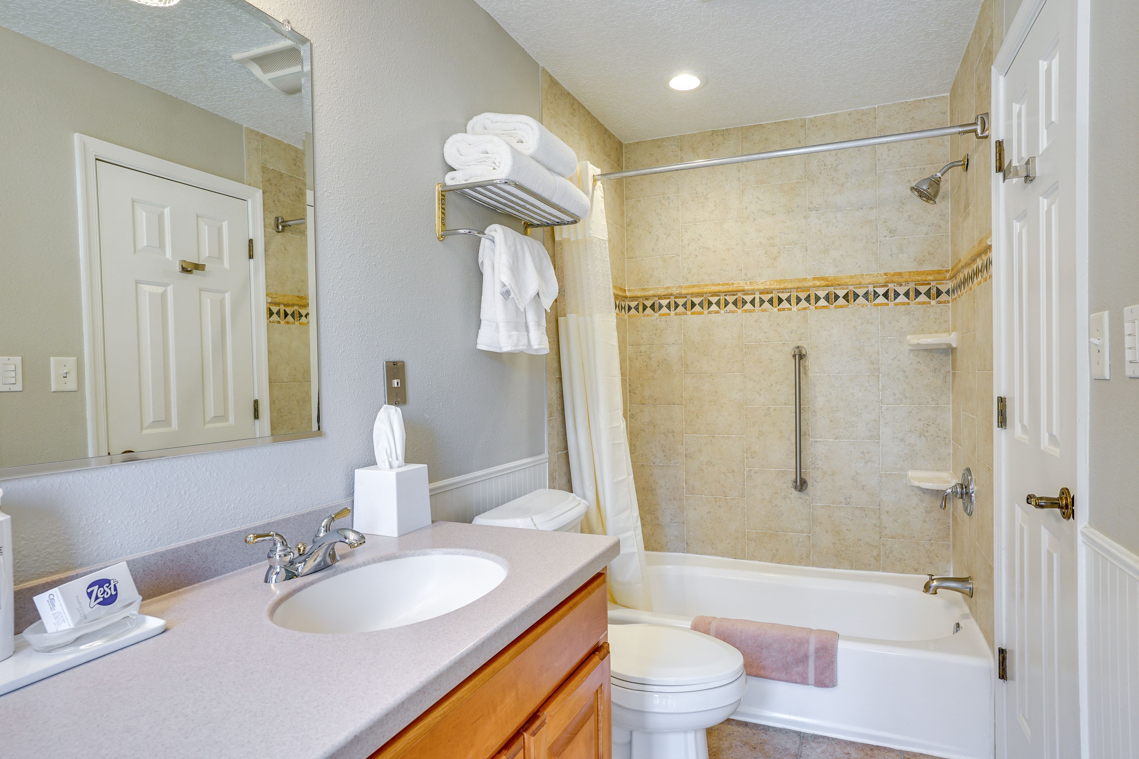 Full Bathroom | Towels Provided | Complimentary Toiletries