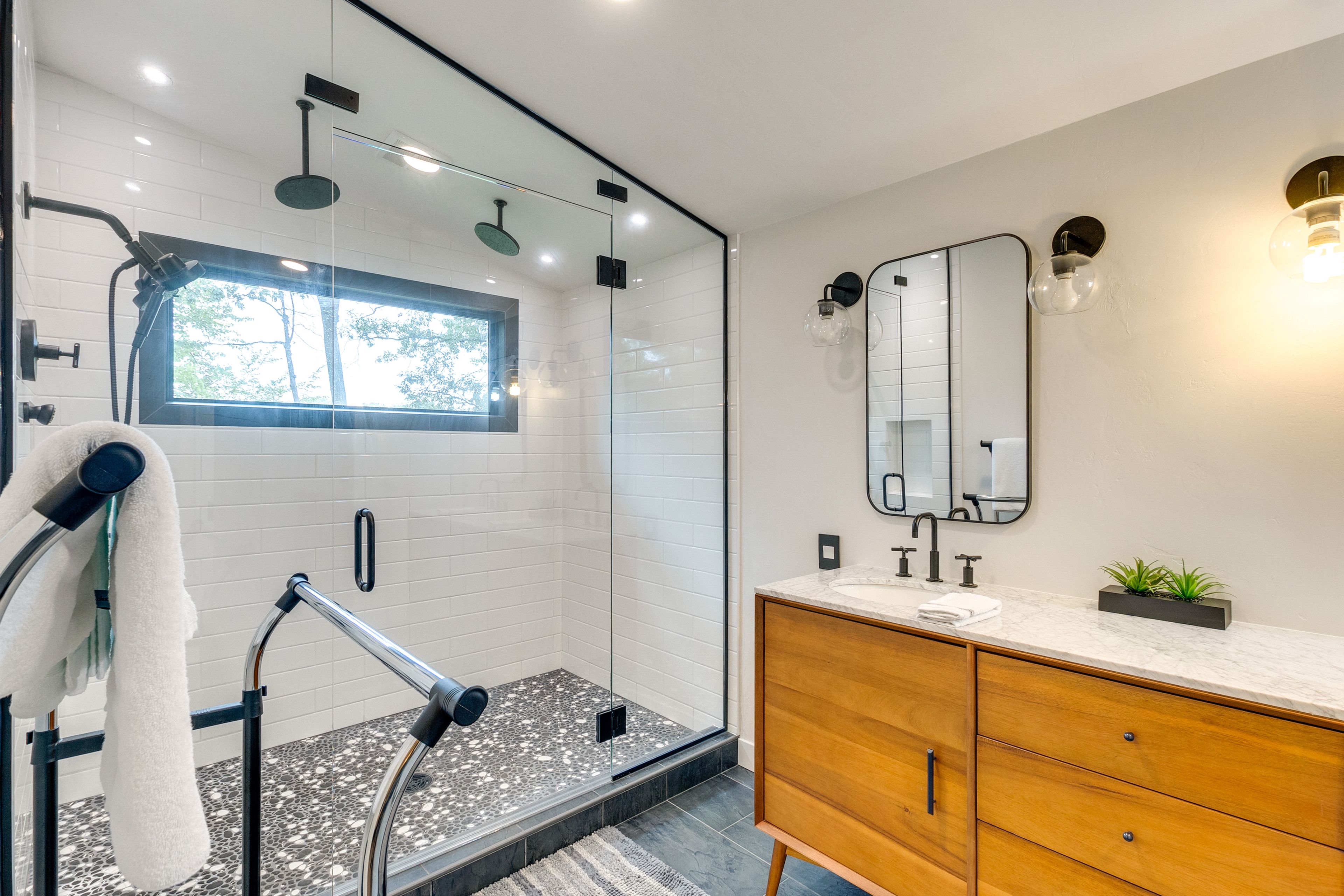 Full Bathroom | Walk-In Shower | Towels Provided