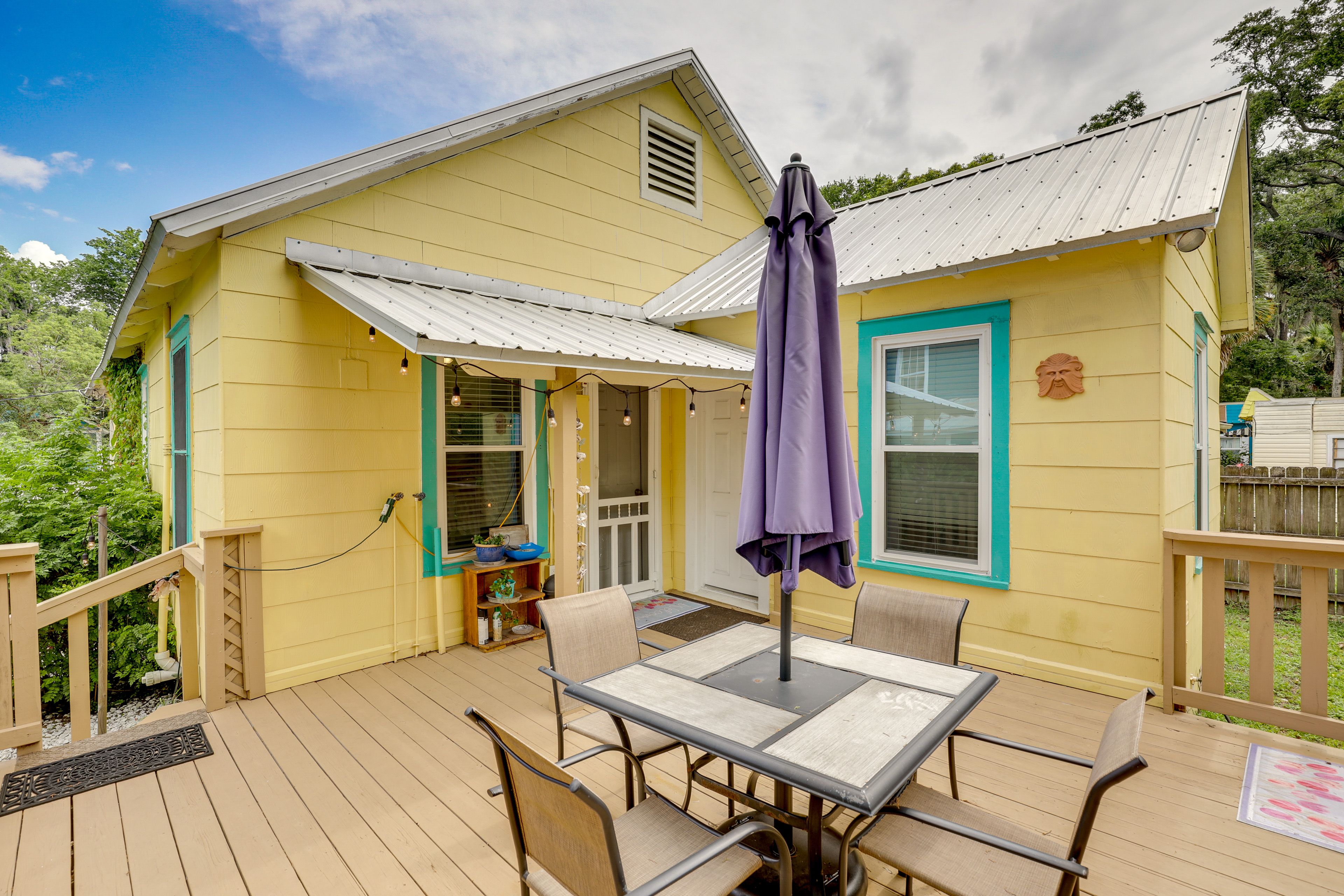 Private Backyard Area | Dining Area | Ample Seating