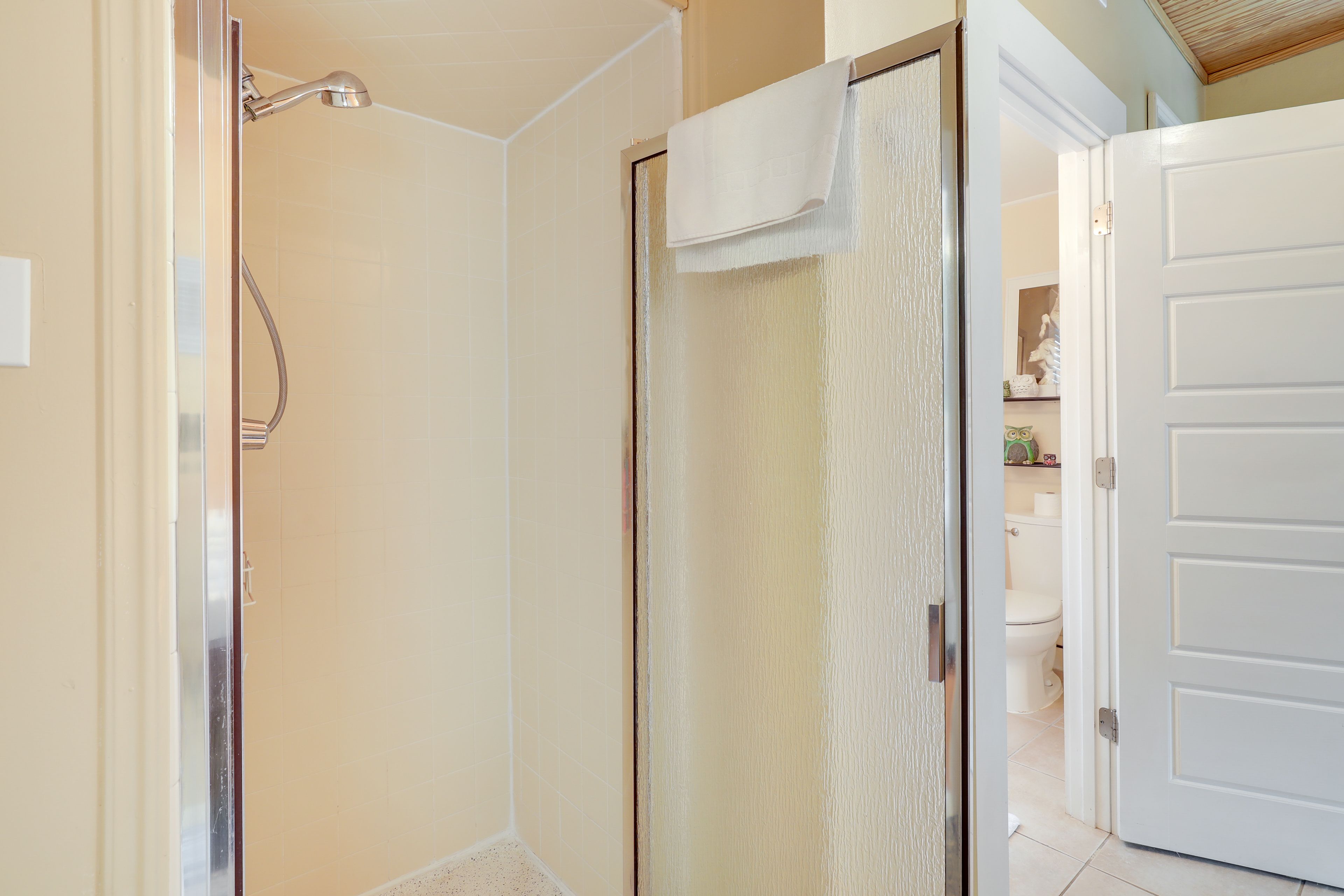 Full Bathroom | Towels Provided | In-Unit Laundry