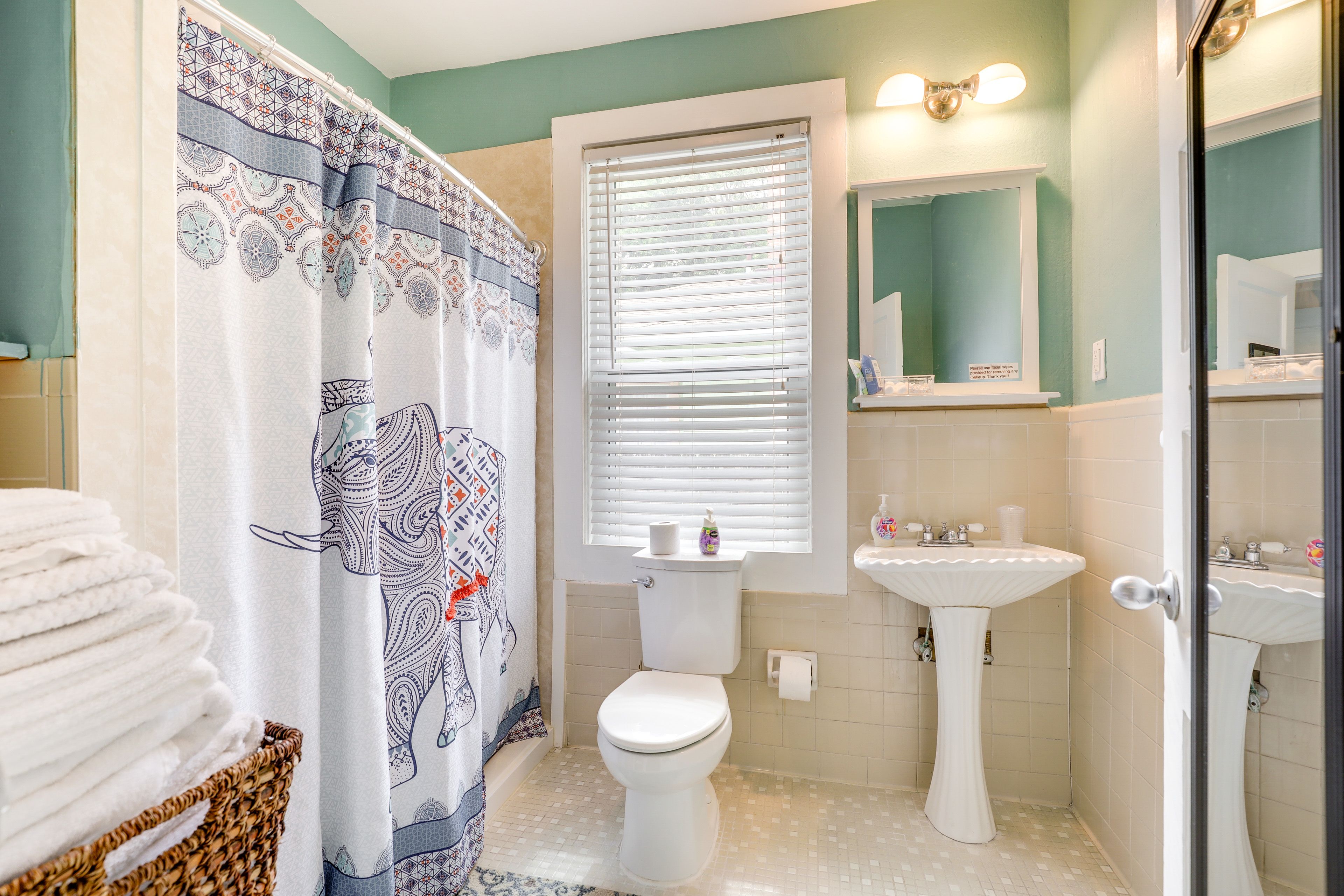 Full Bathroom | Complimentary Toiletries