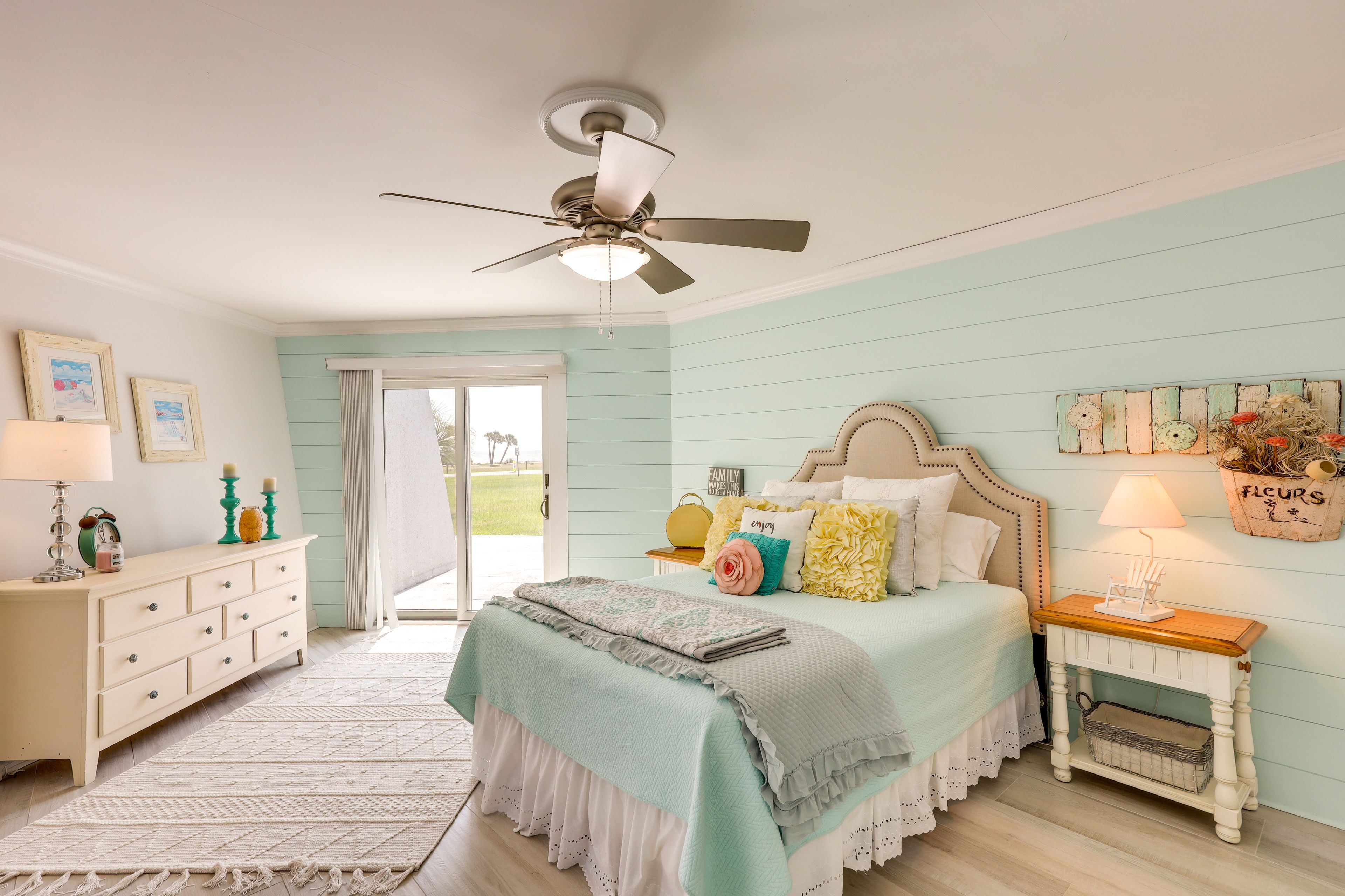 Bedroom 1 | Queen Bed | Smart TV