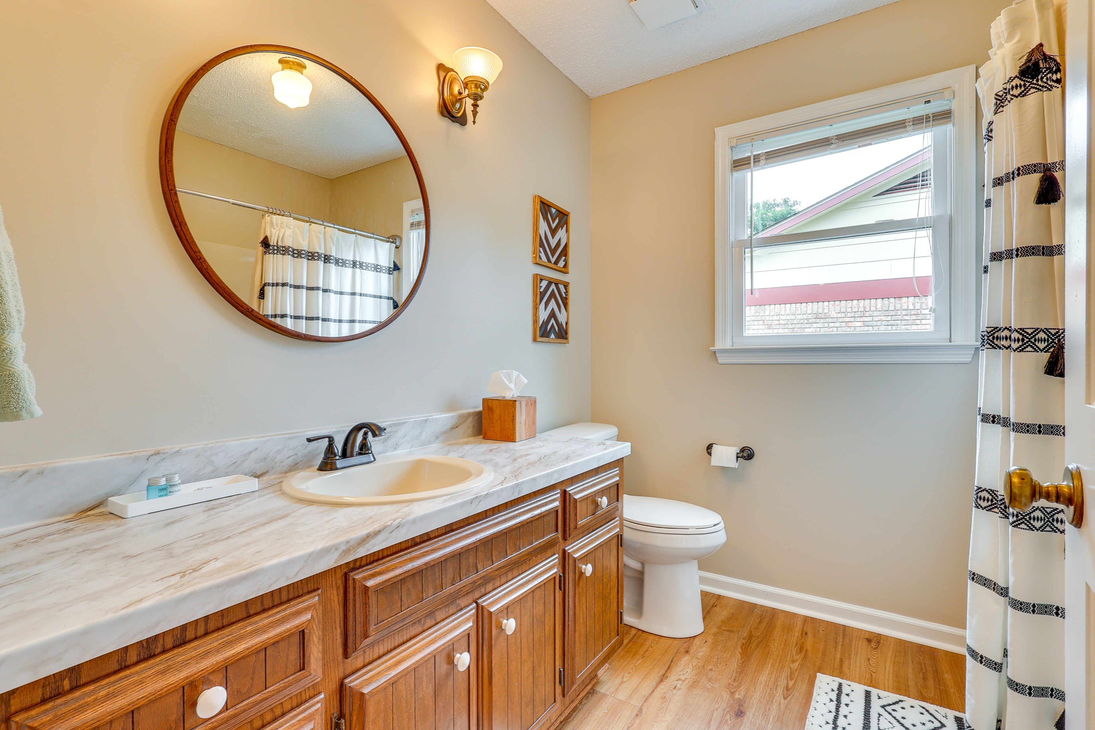 Full Bathroom | Complimentary Toiletries