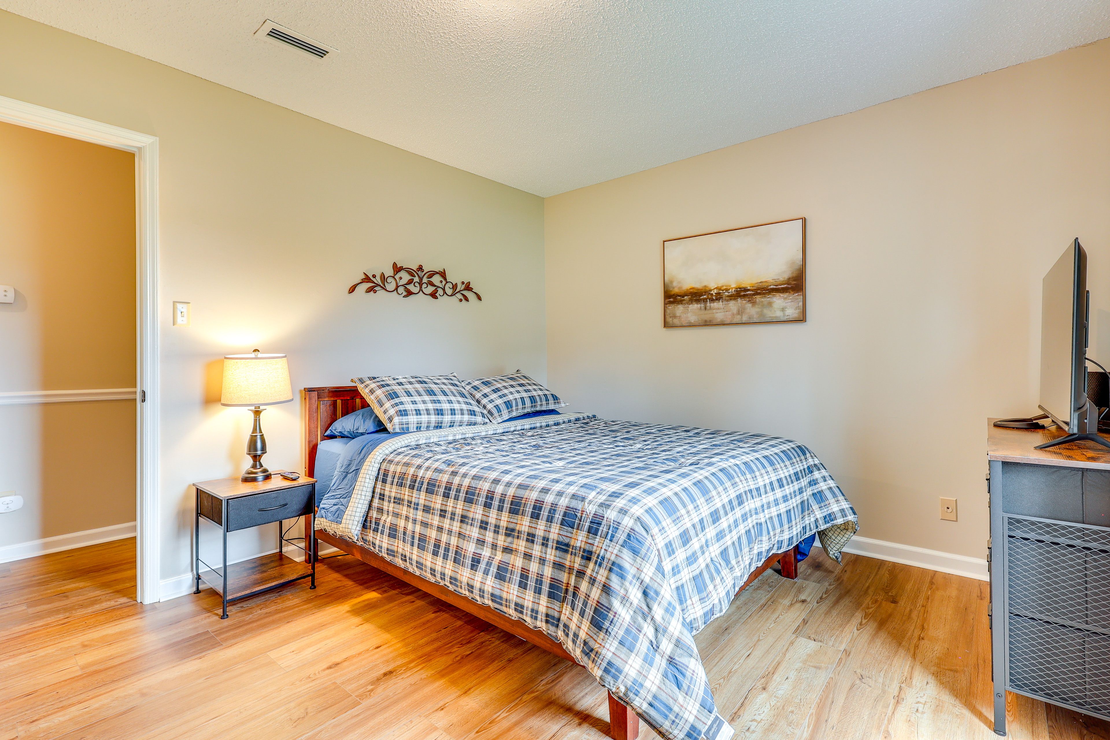 Bedroom 2 | Queen Bed | Smart TV