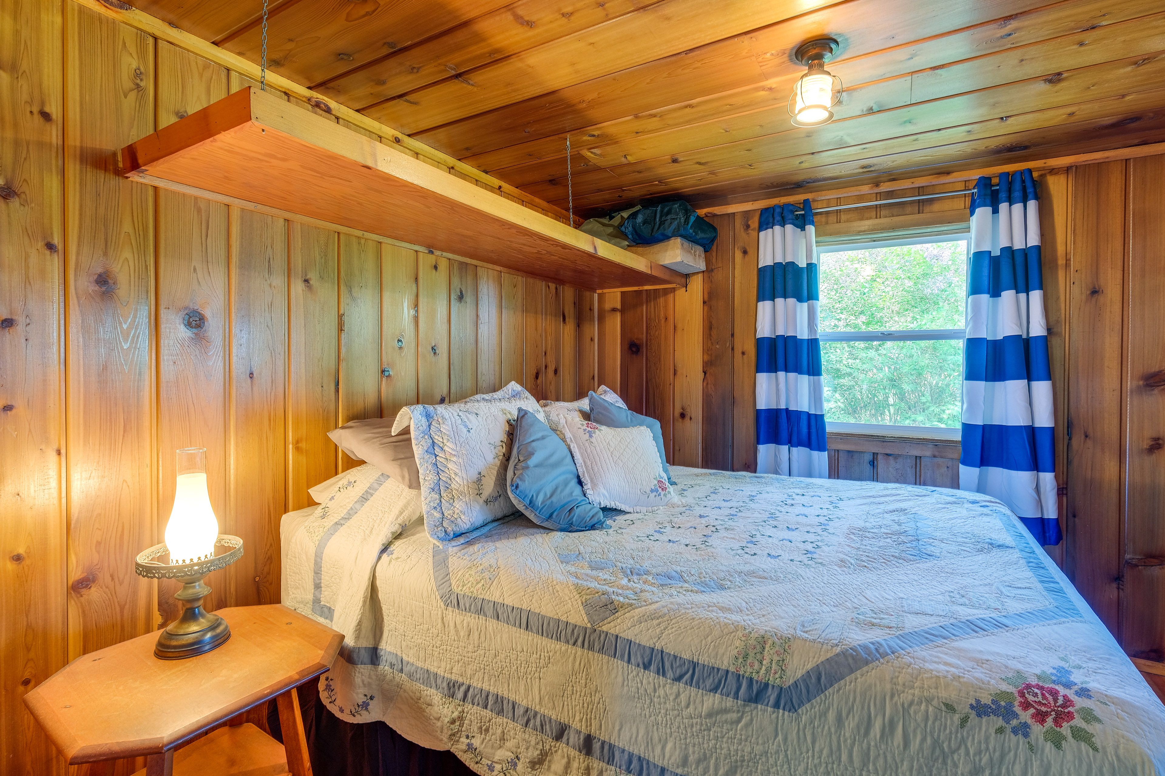 Bedroom 1 | Queen Bed