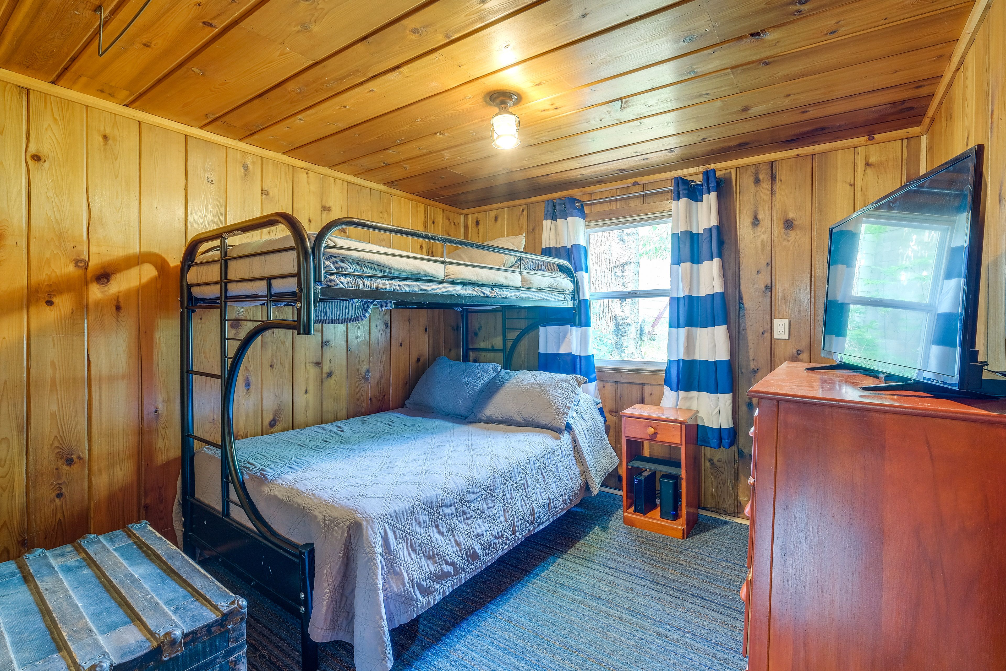 Bedroom 2 | Twin/Full Bunk Bed | Smart TV