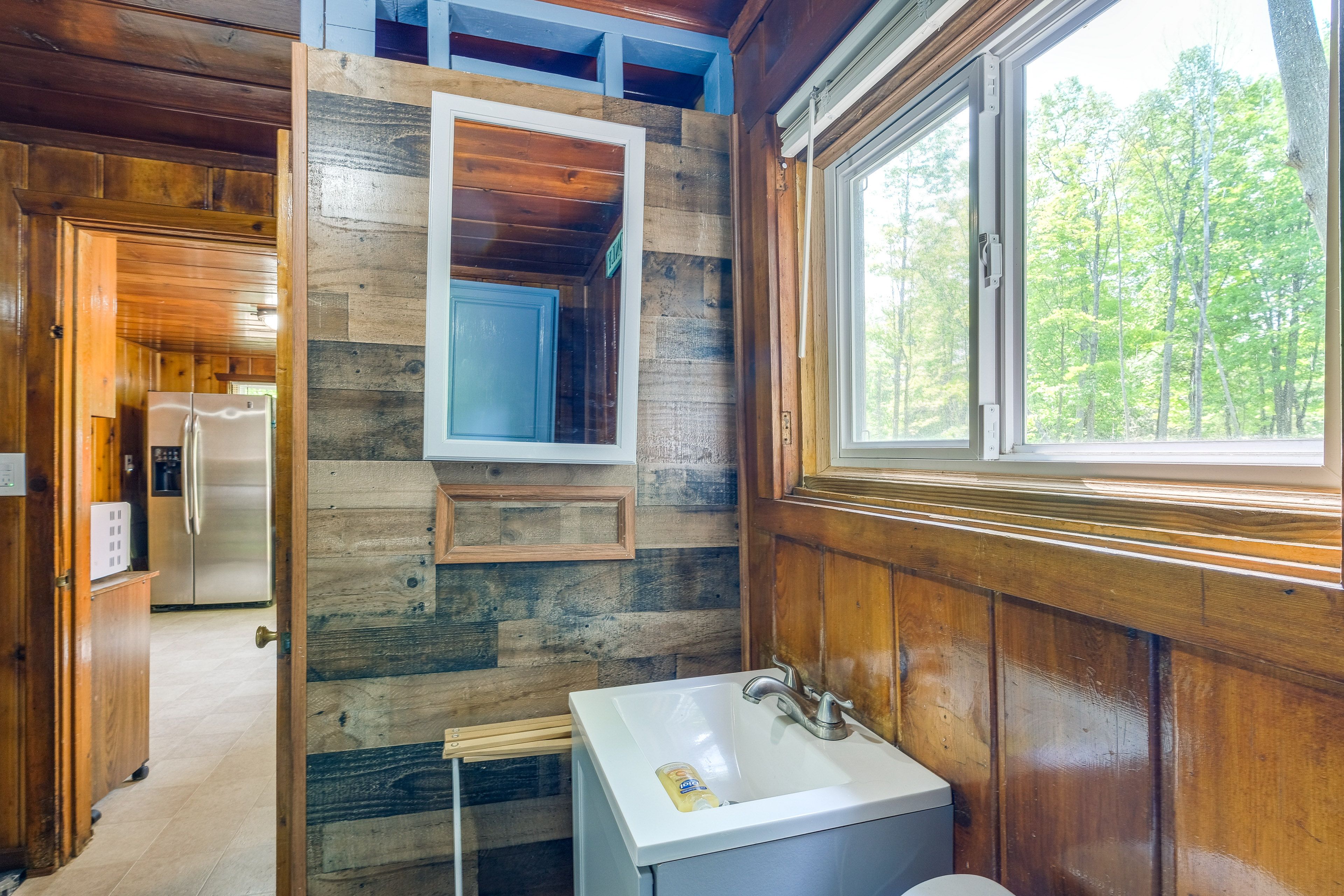 Full Bathroom | Shower | Complimentary Toiletries | Towels Provided