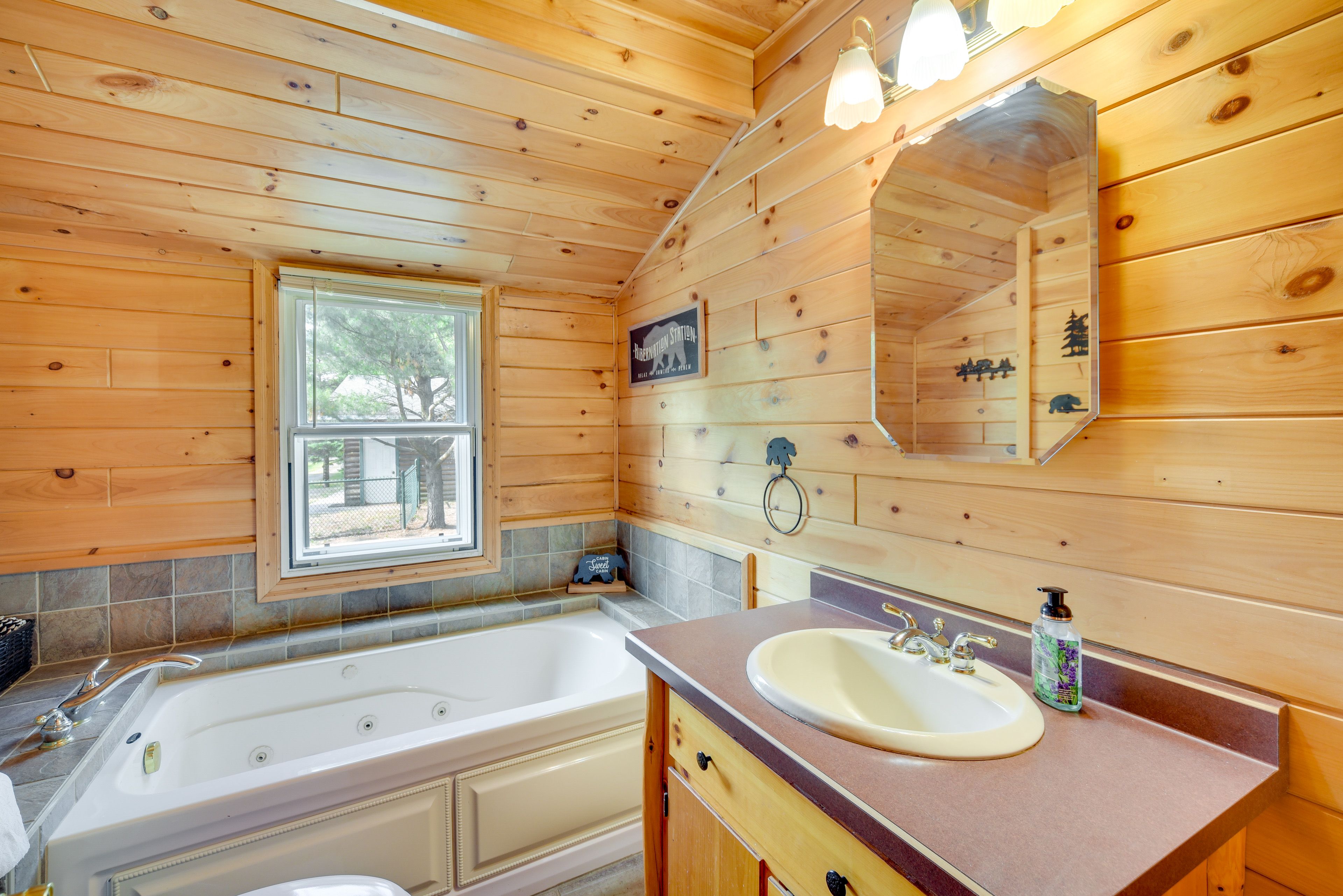 Full Bathroom | 1st Floor | Jetted Tub | Complimentary Toiletries