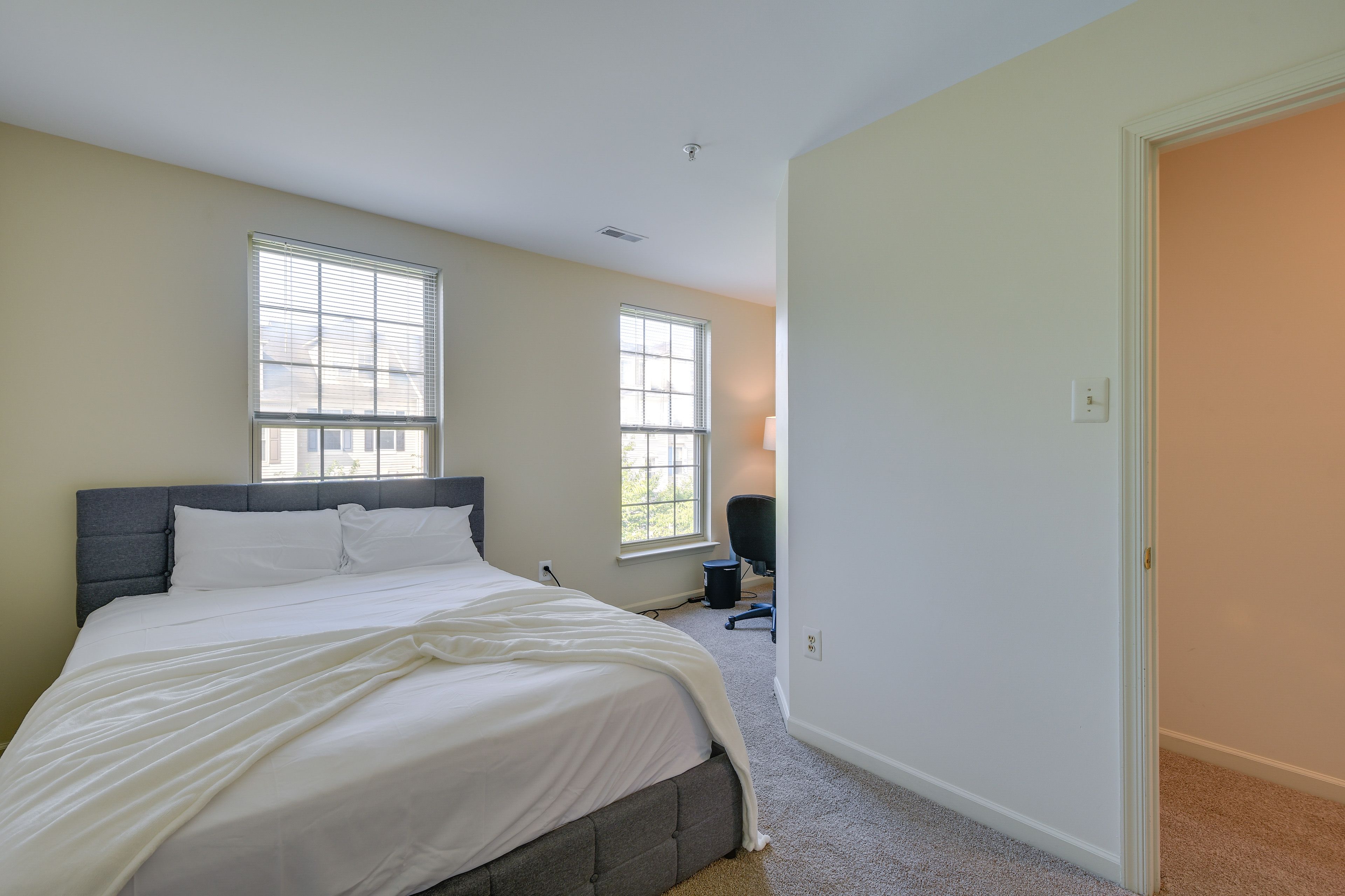 Bedroom 3 | Queen Bed | Desk