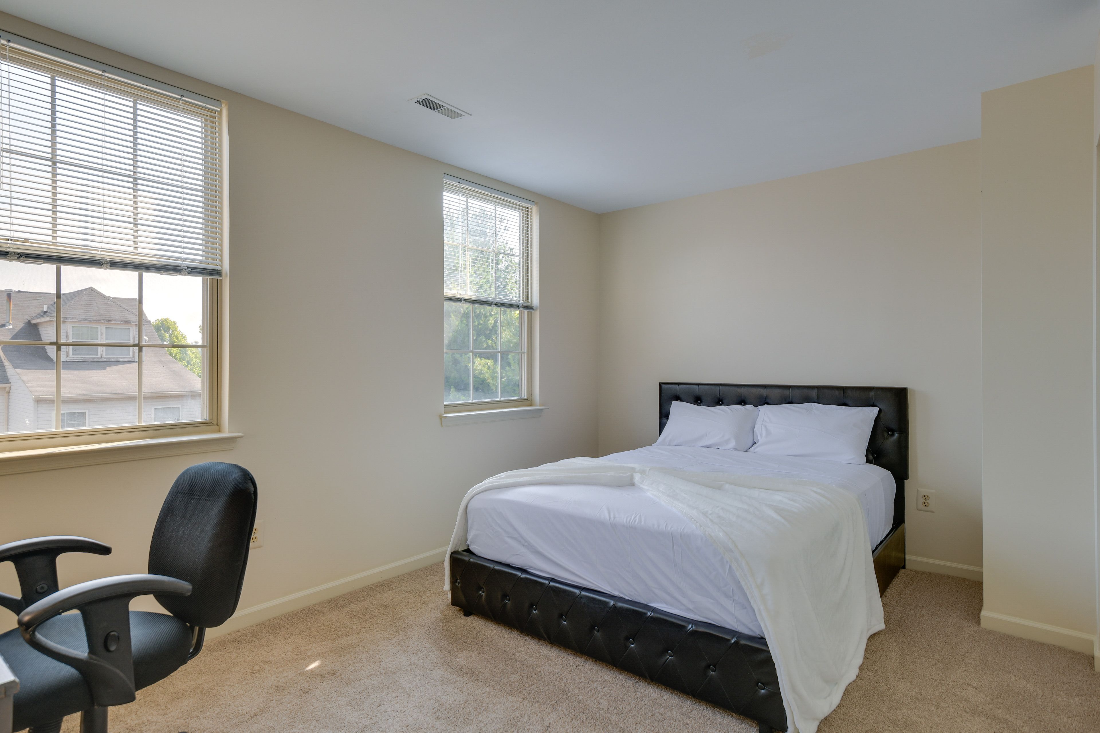Bedroom 2 | Queen Bed | Desk