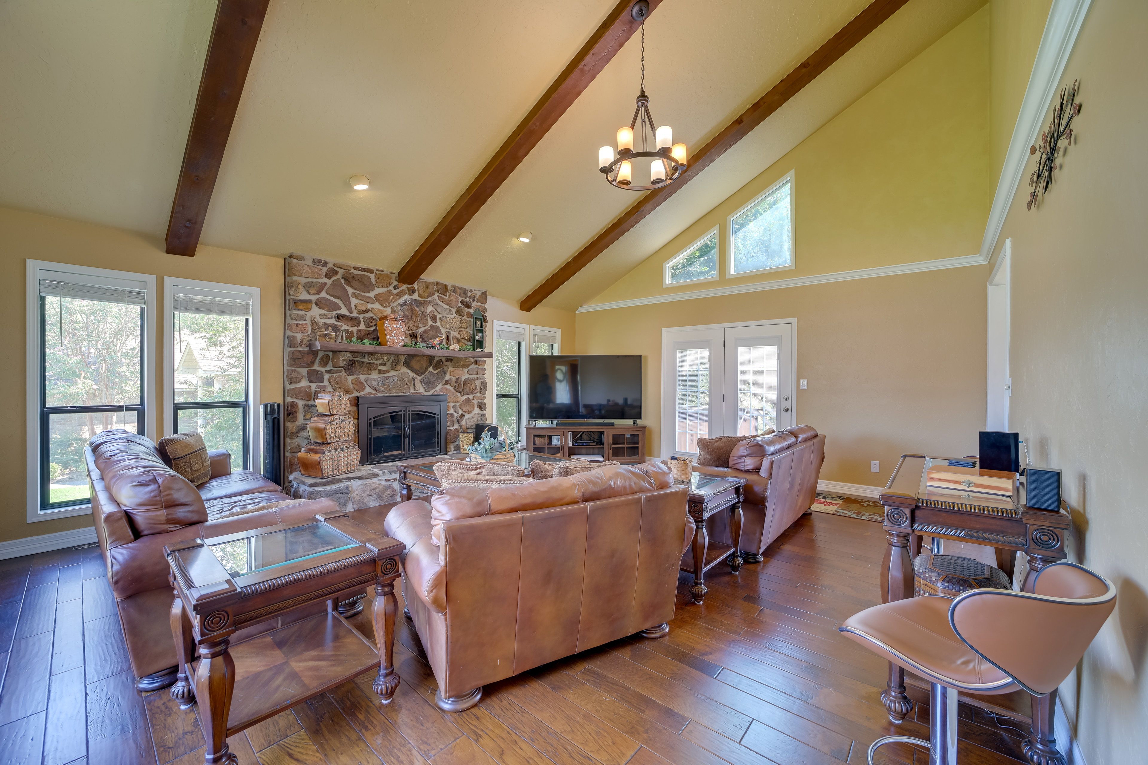 Living Room | Smart TV w/ Cable | Fireplace | Laptop-Friendly Workspace