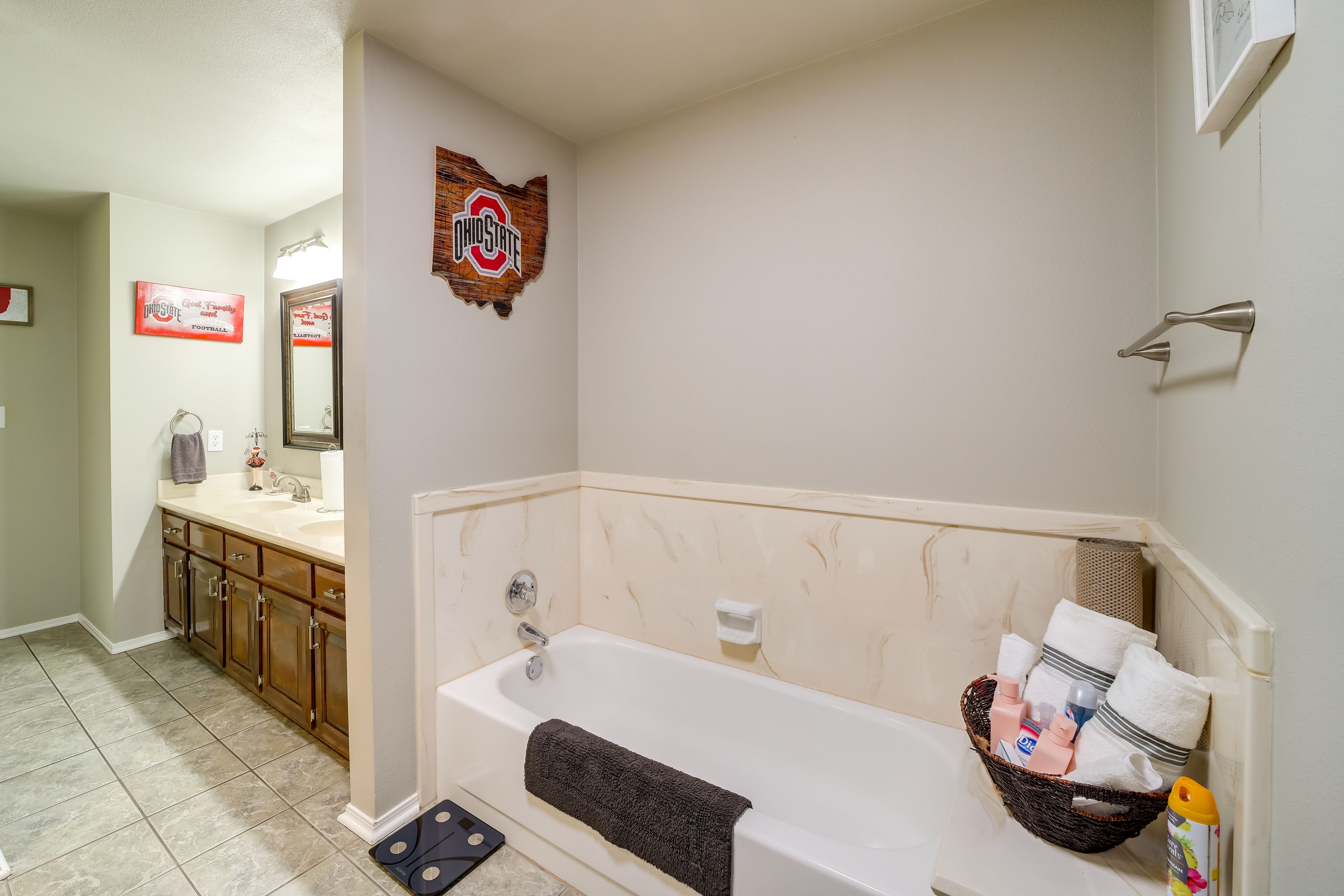 Full Bathroom | 1st Floor | Soaking Tub | Walk-In Shower | Towels Provided