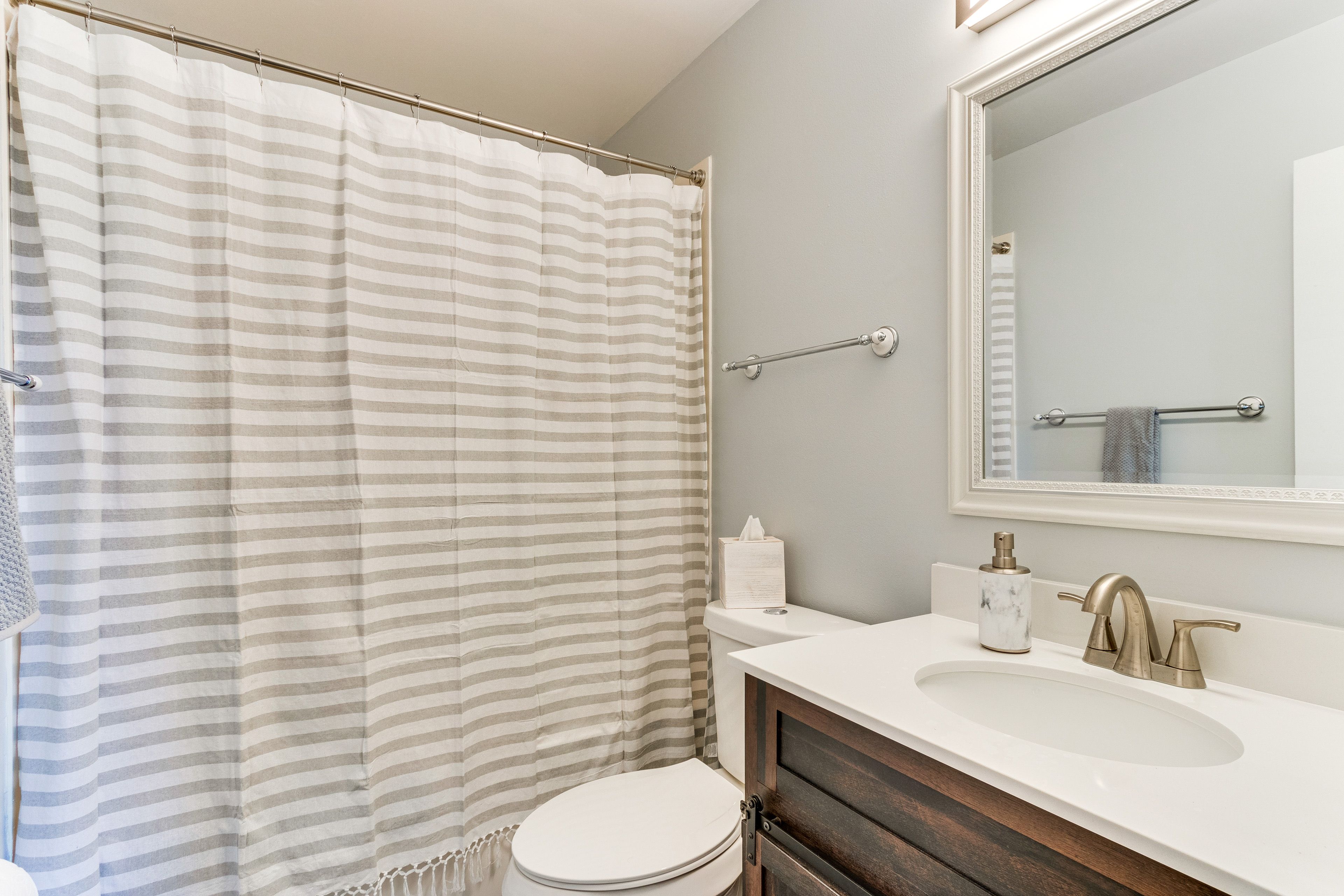 Full Bathroom | 2nd Floor | Shower/Tub Combo