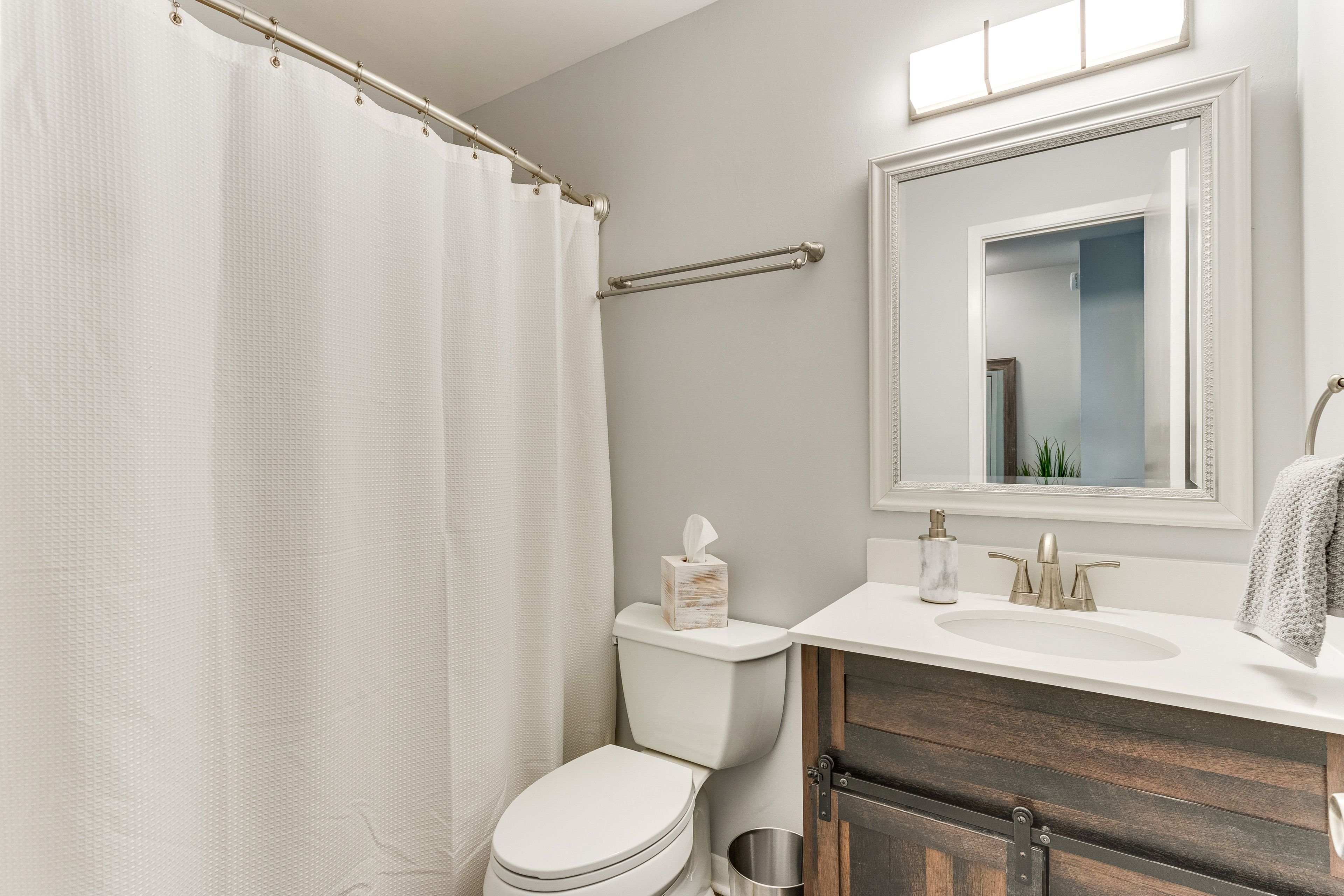 Full Bathroom | 2nd Floor | Towels Provided