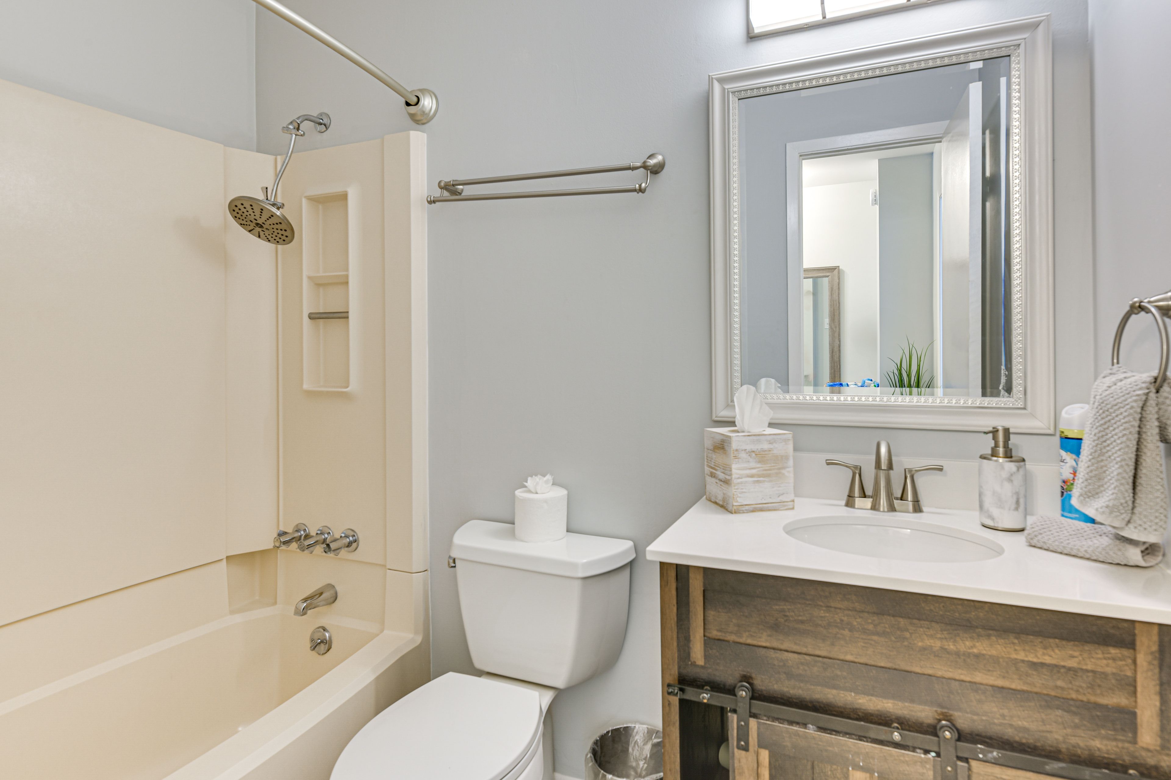 Full Bathroom | 2nd Floor | Towels Provided