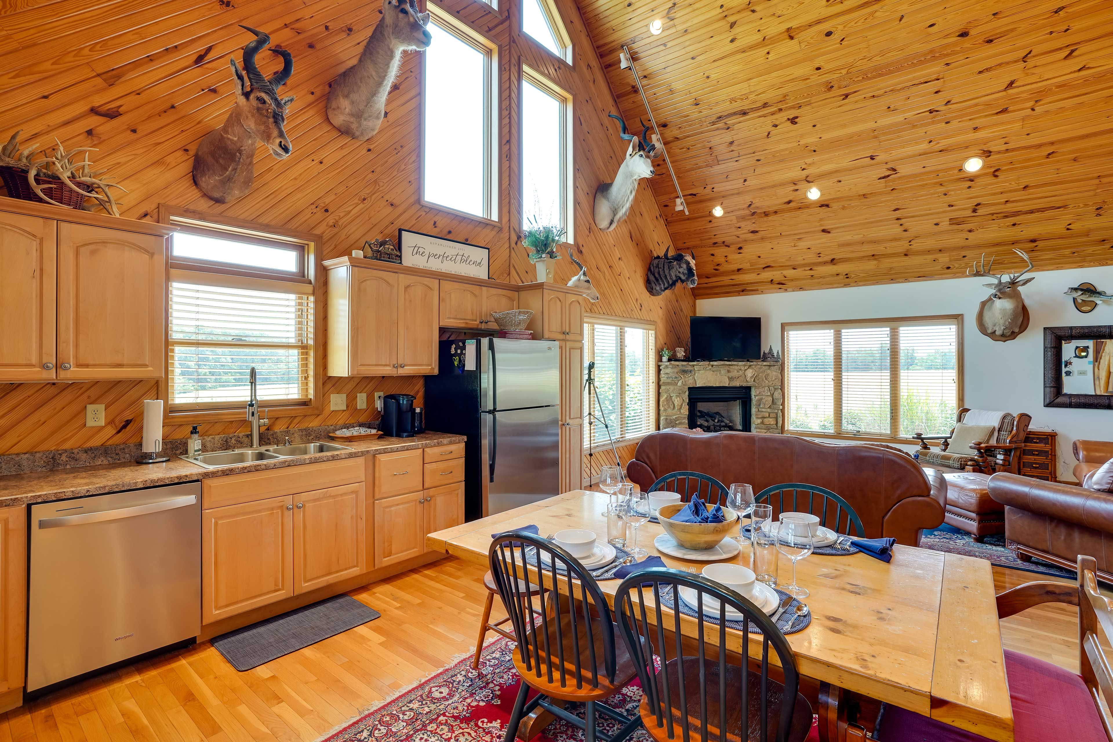 Dining Area | Dishware/Flatware Provided