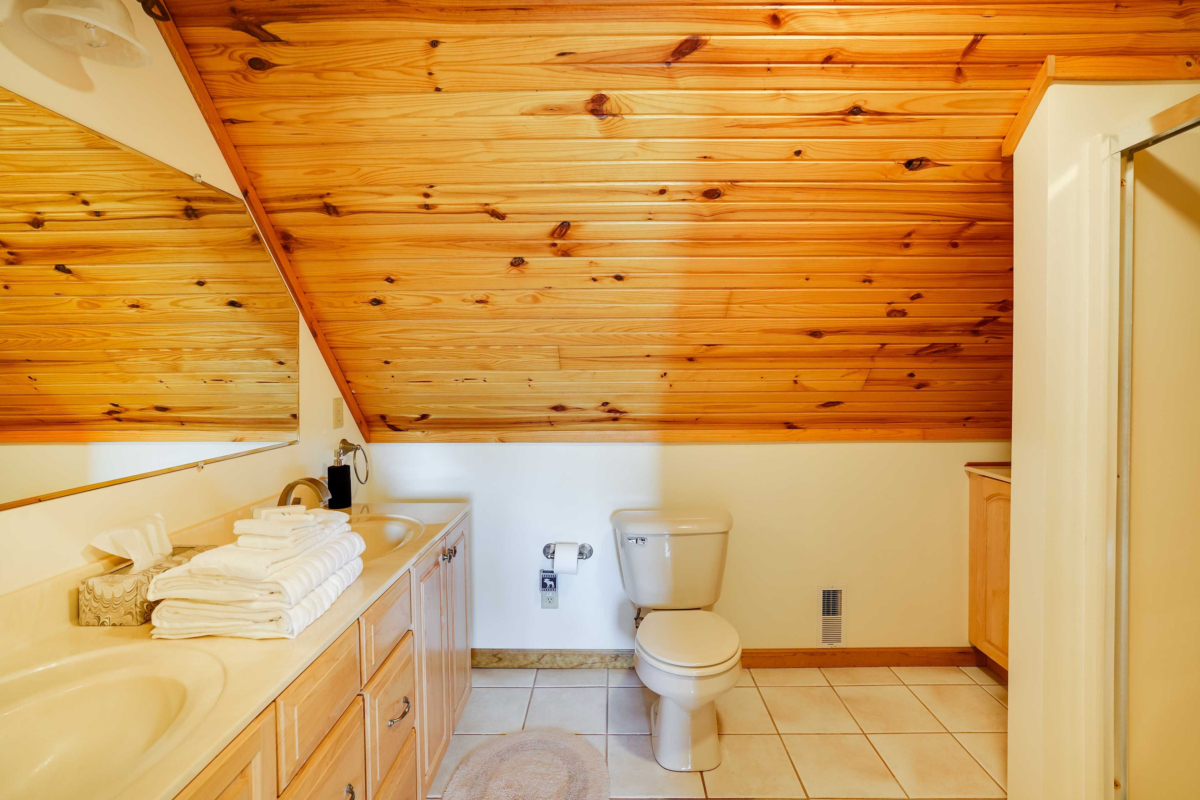 En-Suite Bathroom | Towels Provided | Complimentary Toiletries
