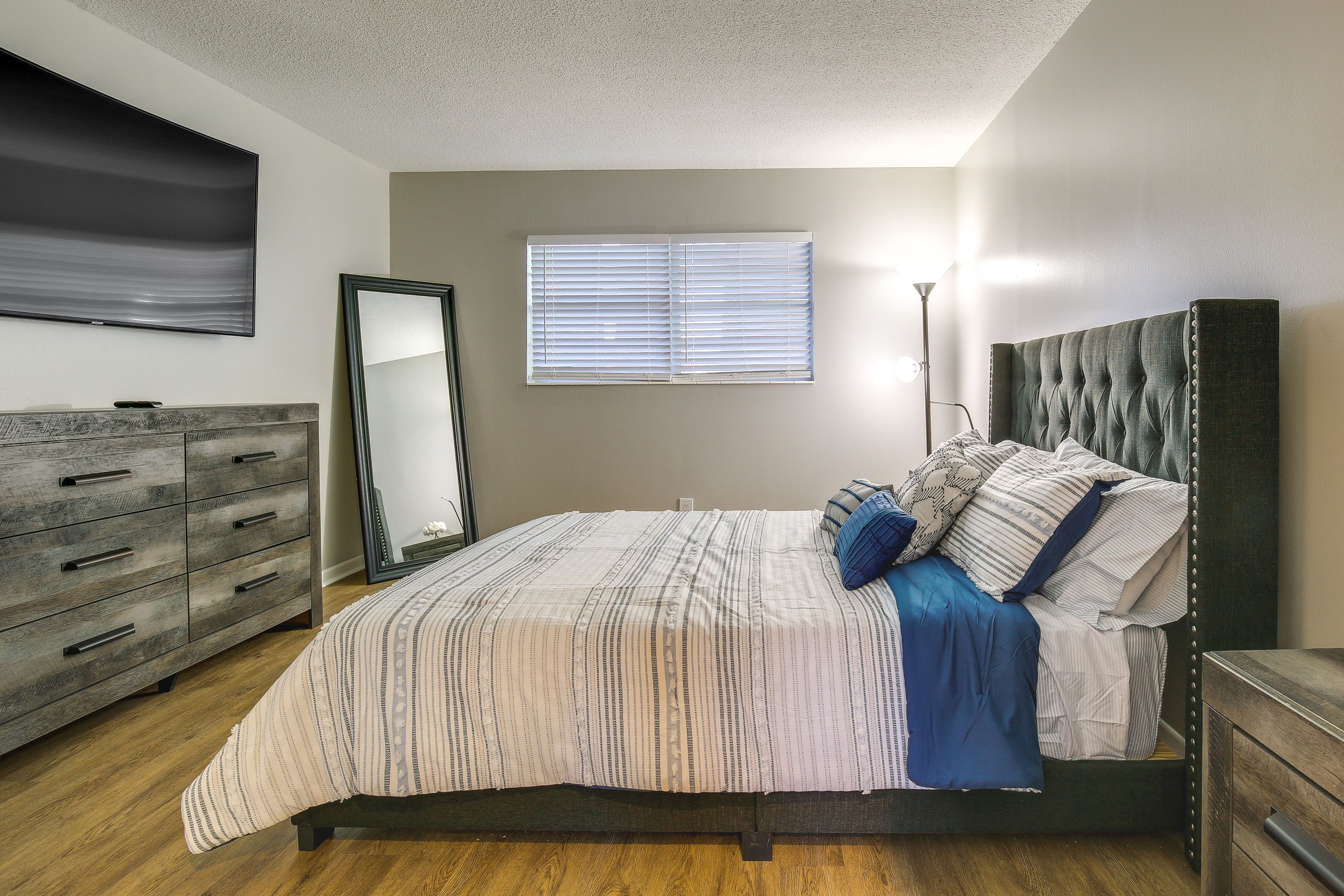 Bedroom | Queen Bed | En-Suite Bathroom