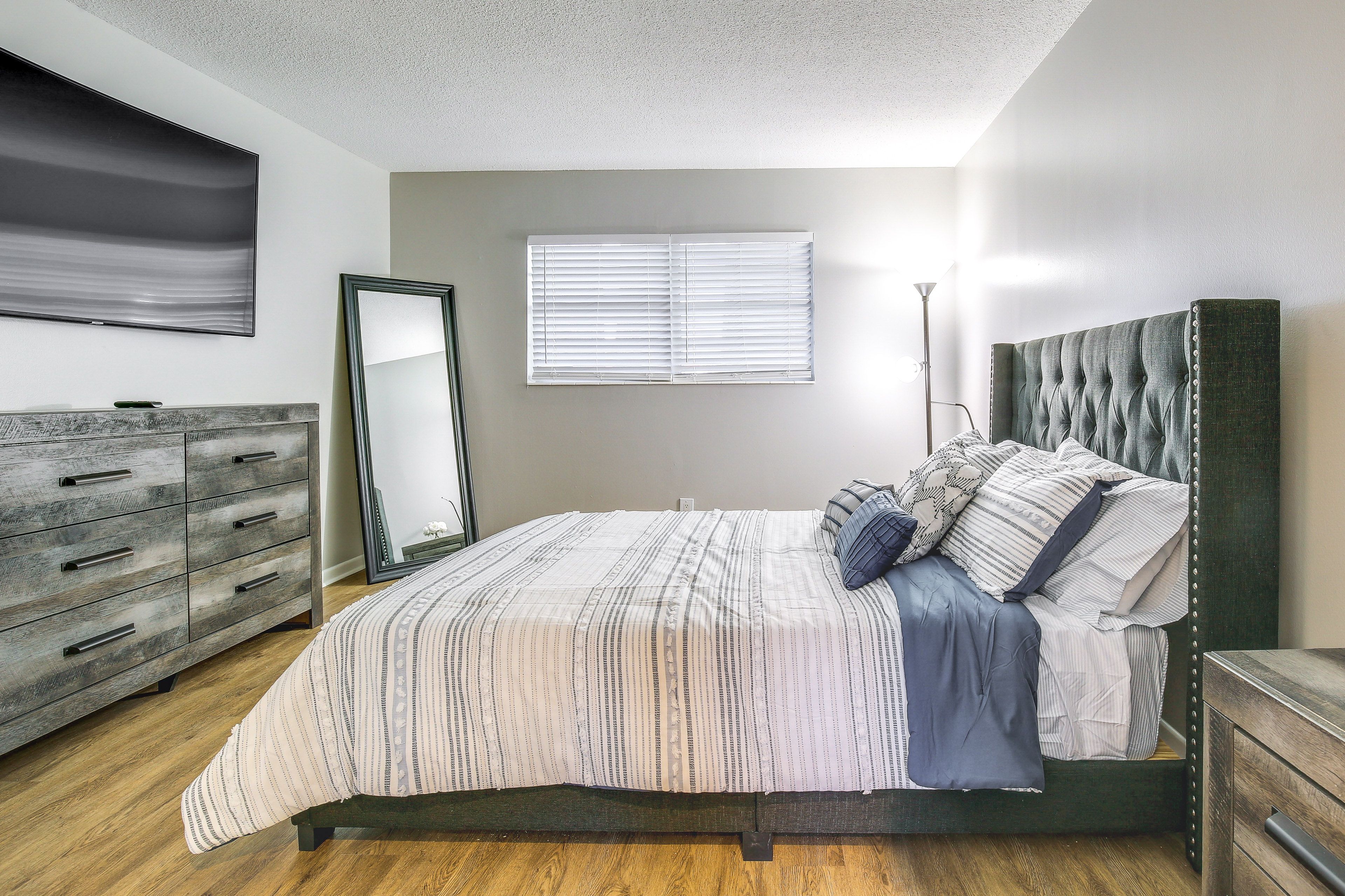 Bedroom | Queen Bed | En-Suite Bathroom