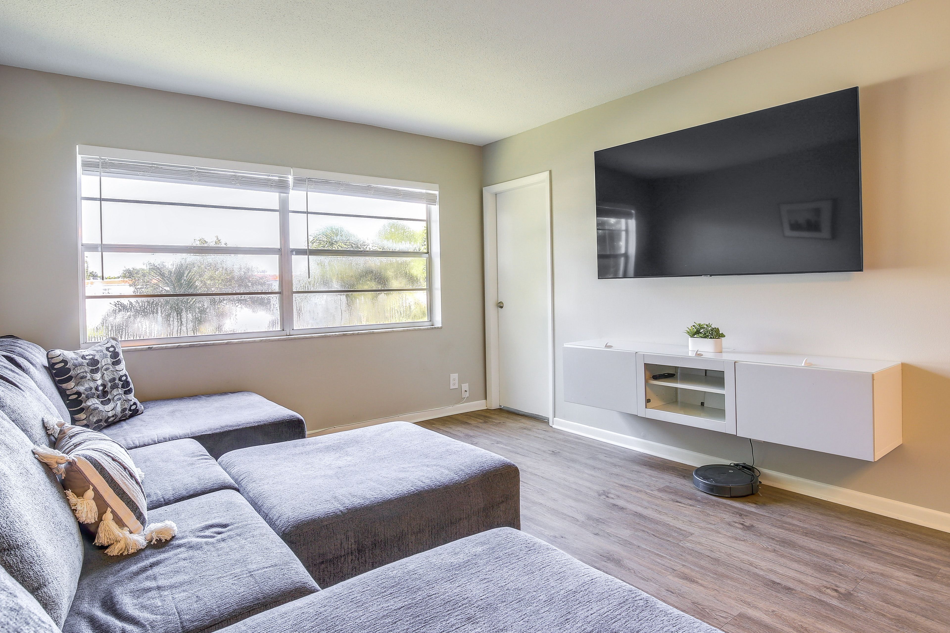 Living Room | Free WiFi | Smart TV | Central A/C