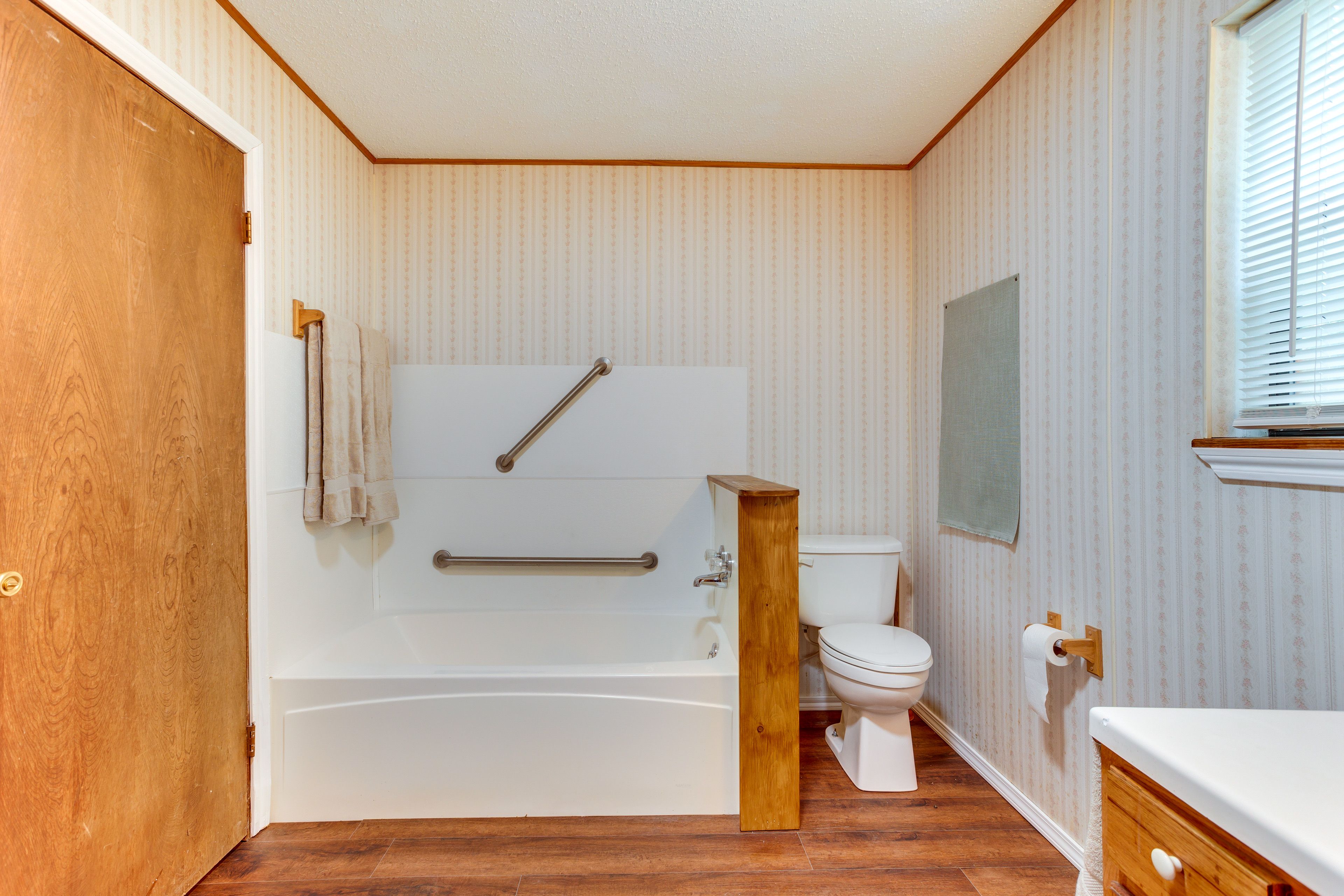 Full Bathroom | 1st Floor | Soaking Tub | Complimentary Toiletries | Hair Dryer
