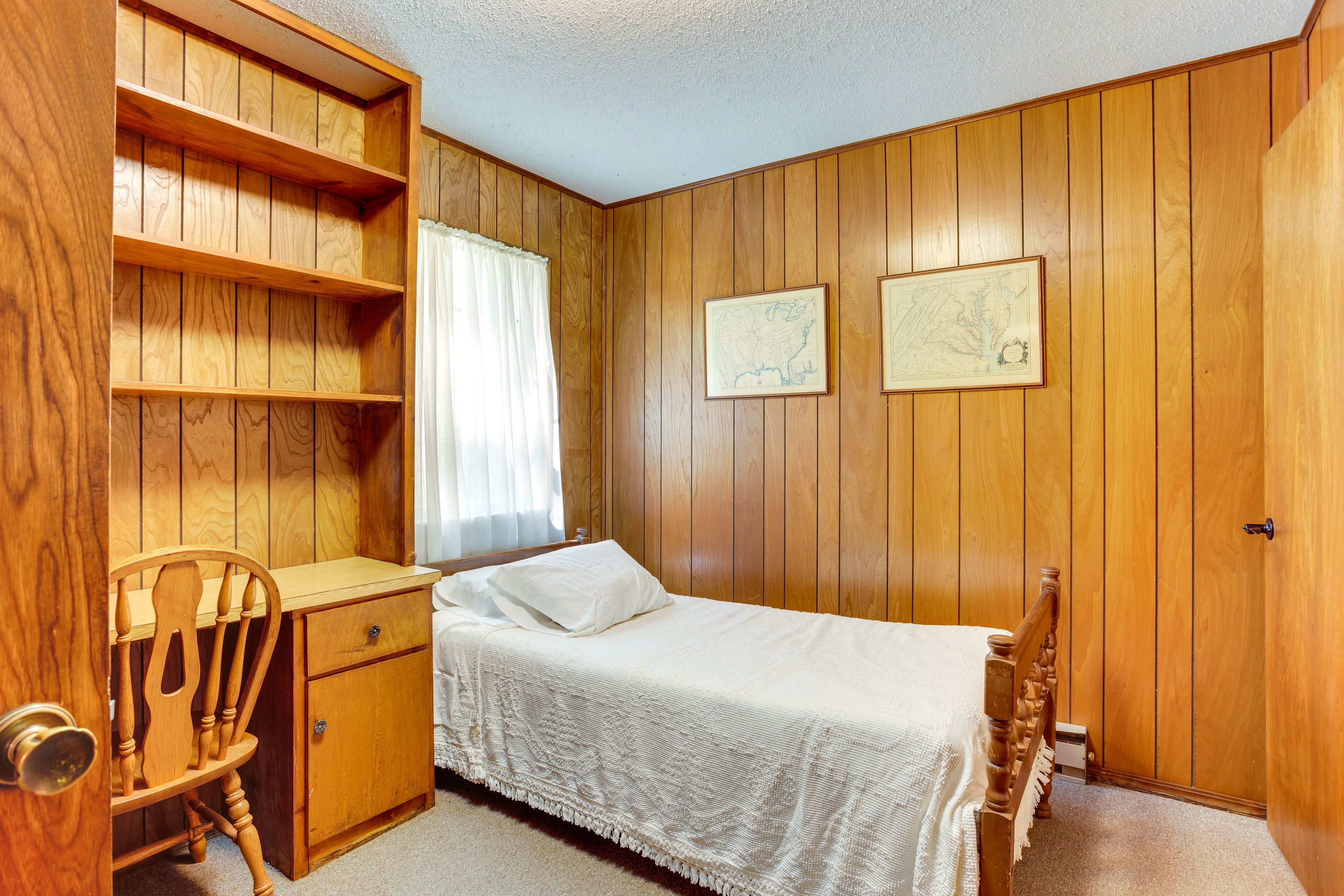 Bedroom 2 | 1st Floor | Twin Bed | Laptop-Friendly Workspace