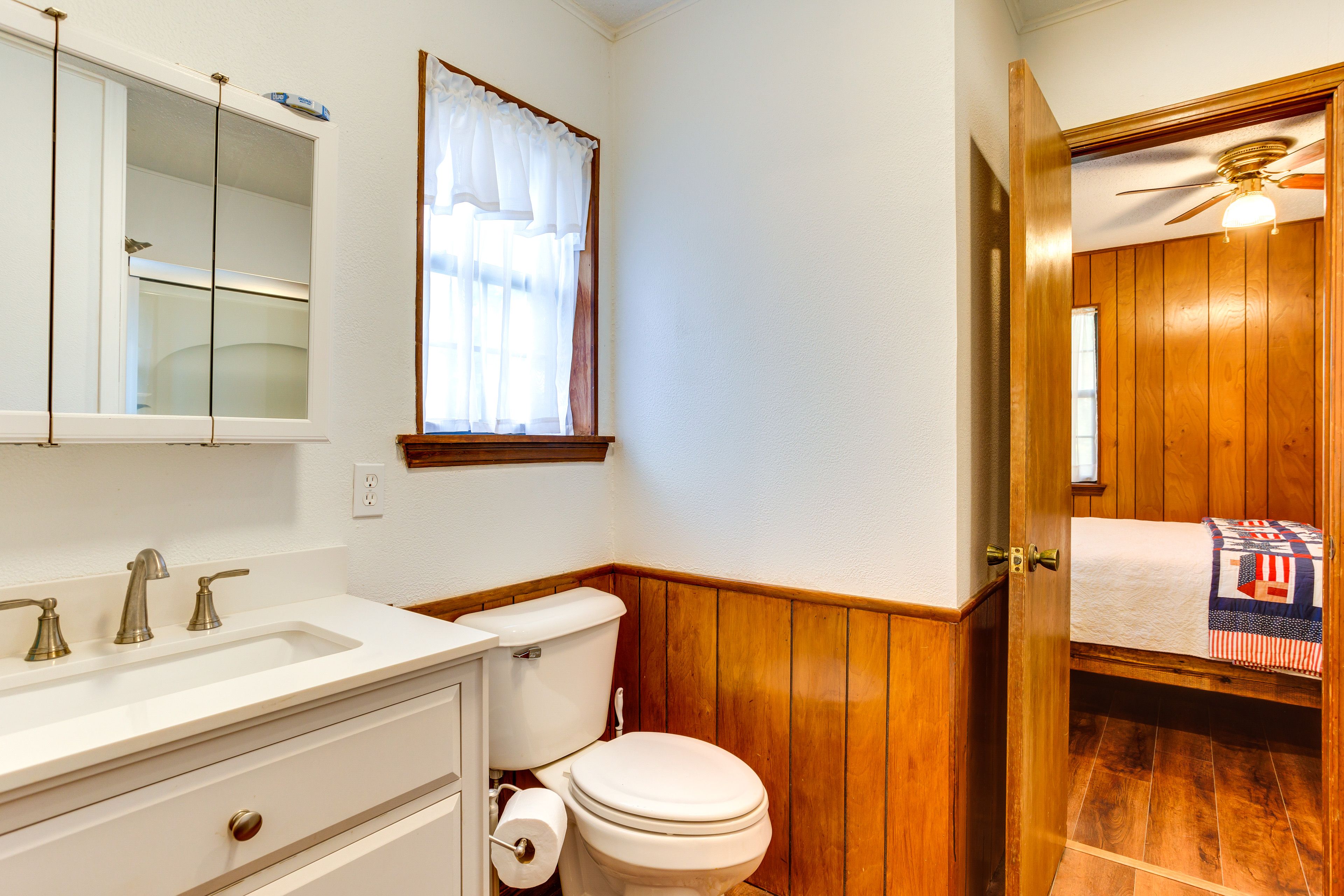 Full Bathroom | 2nd Floor | Shower/Tub Combo