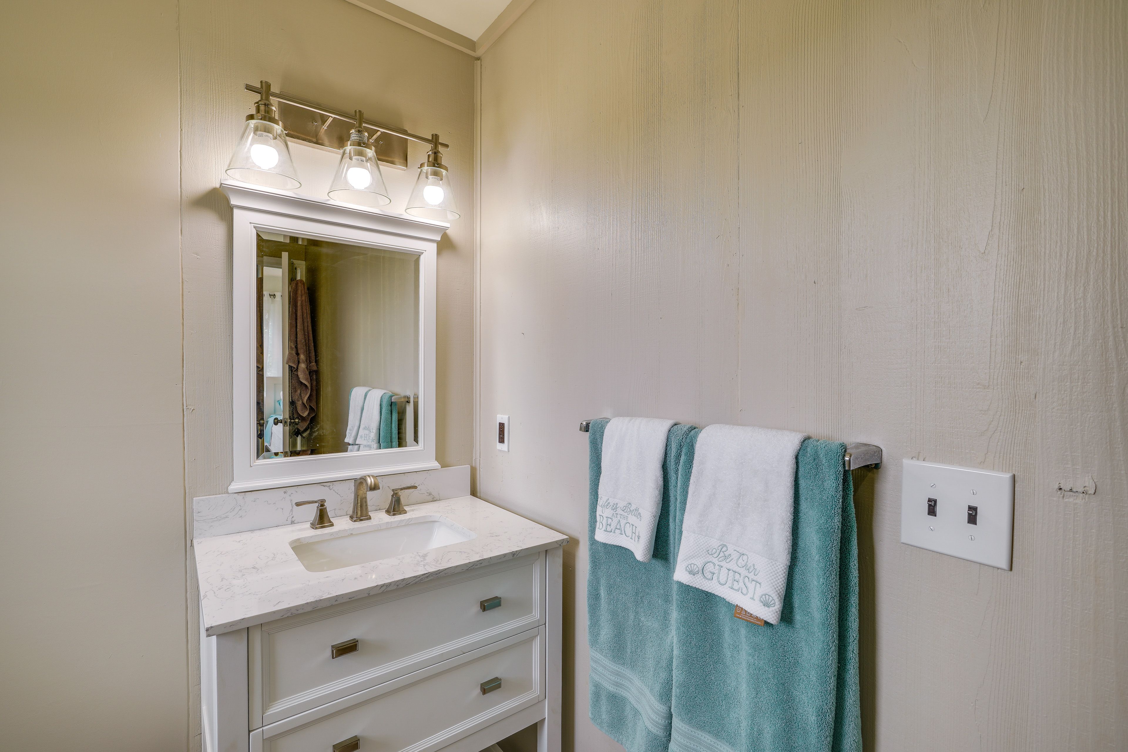 Full Bathroom | Towels Provided