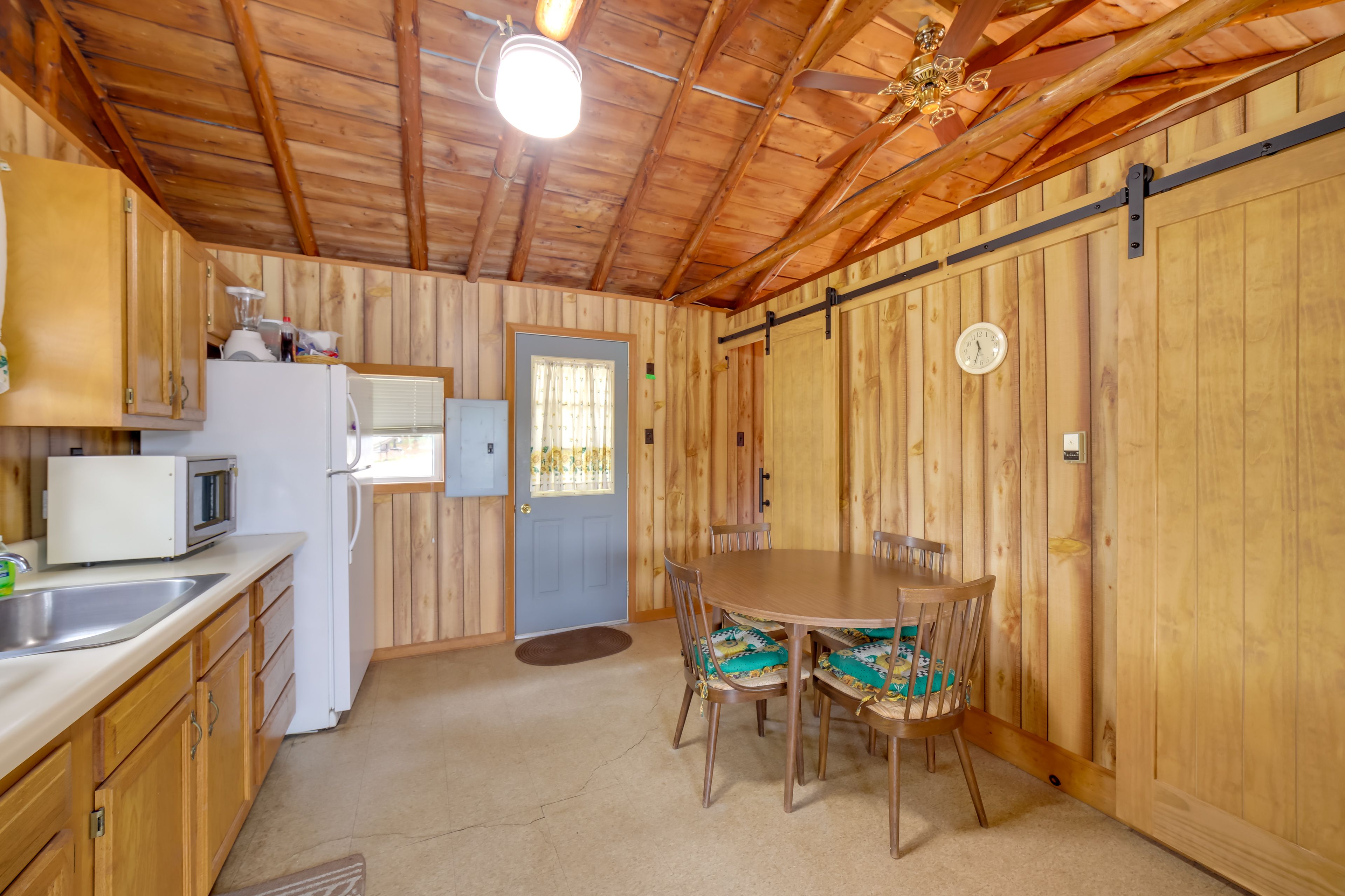Dining Area | Dishware & Flatware Provided