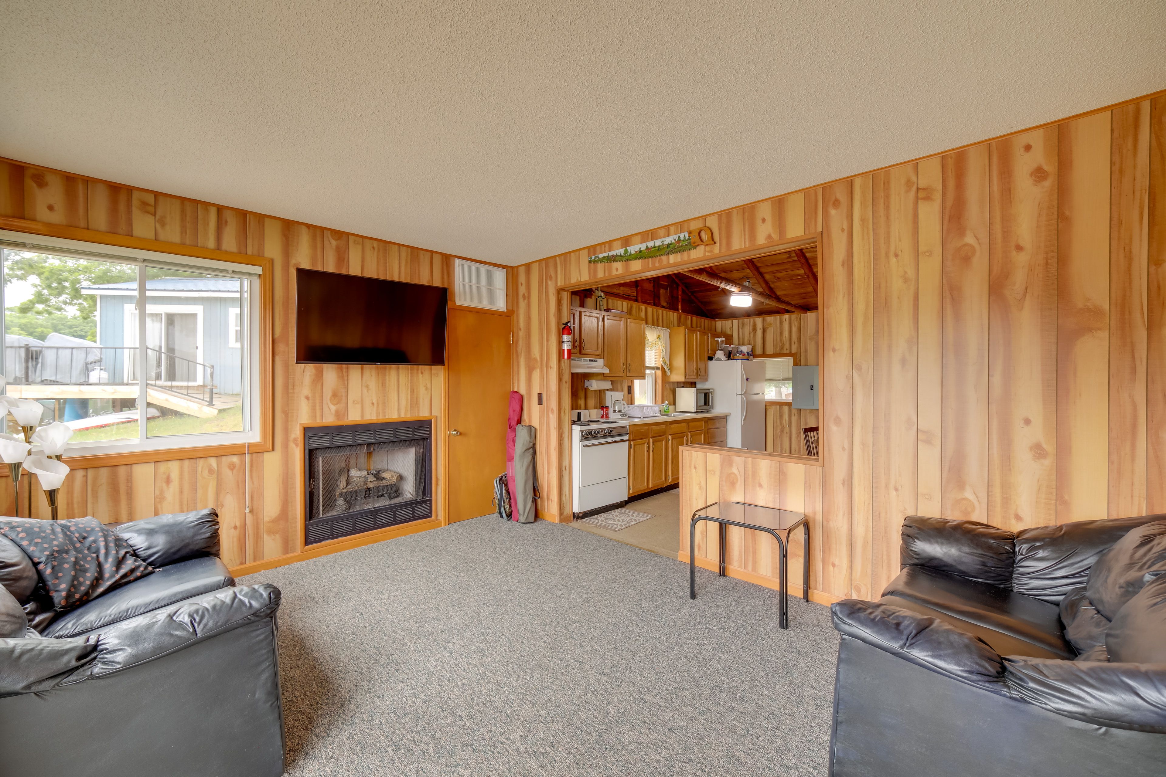Living Room | Fireplace | Smart TV | Free WiFi