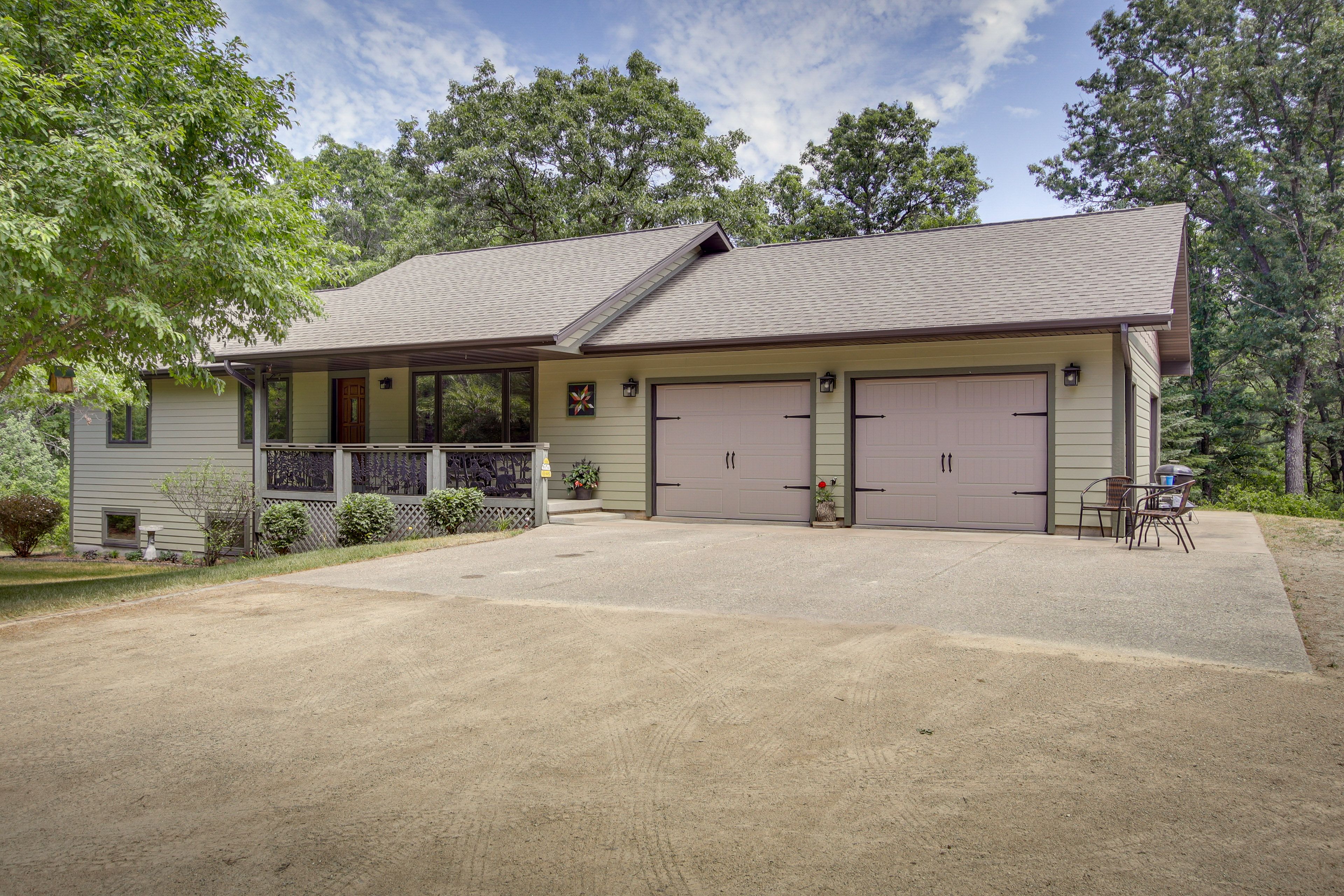 Parking | Garage (2 Vehicles) | Driveway (2 Vehicles)
