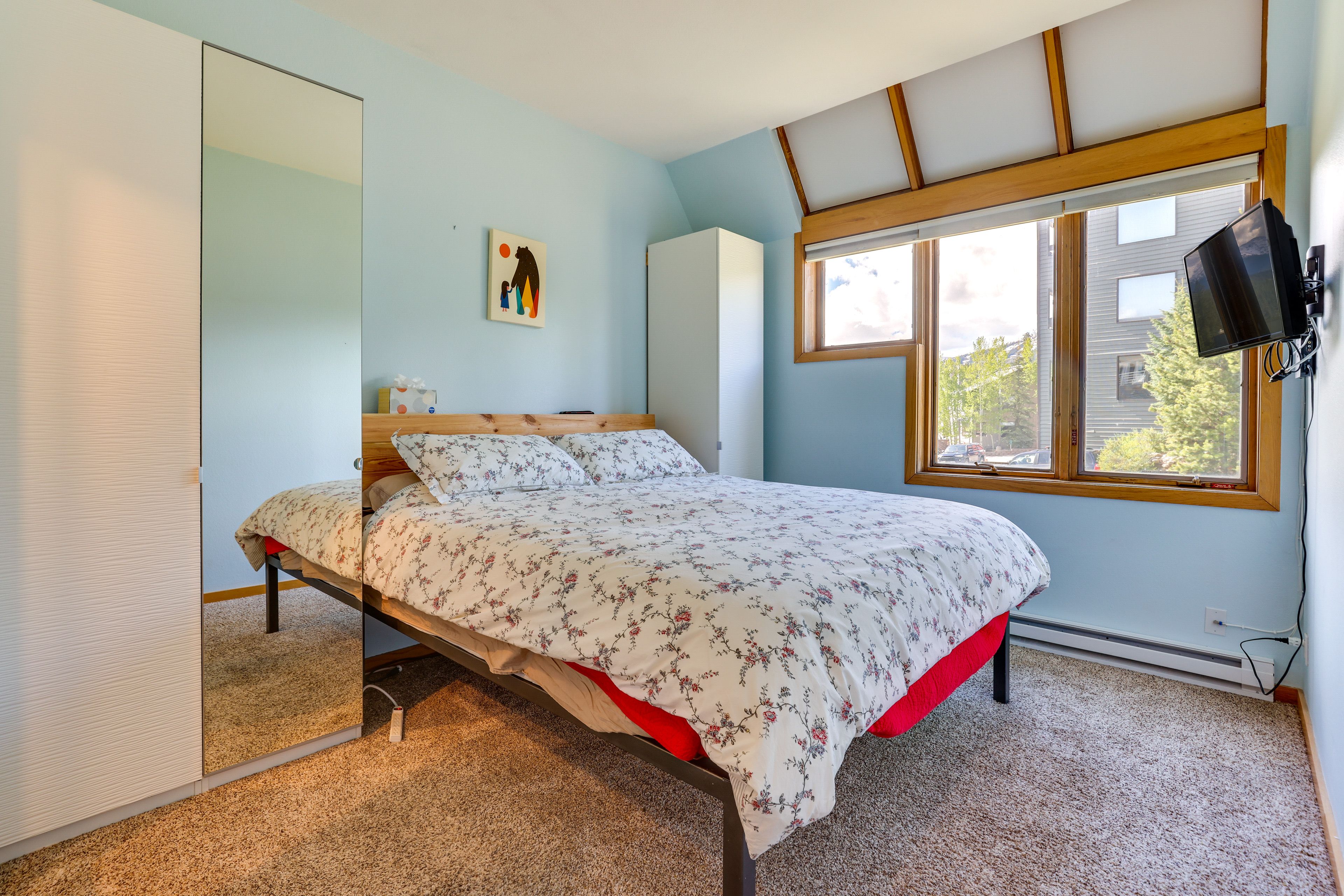 Bedroom 1 | 1st Floor | King Bed | Linens Provided | Smart TV w/ Cable
