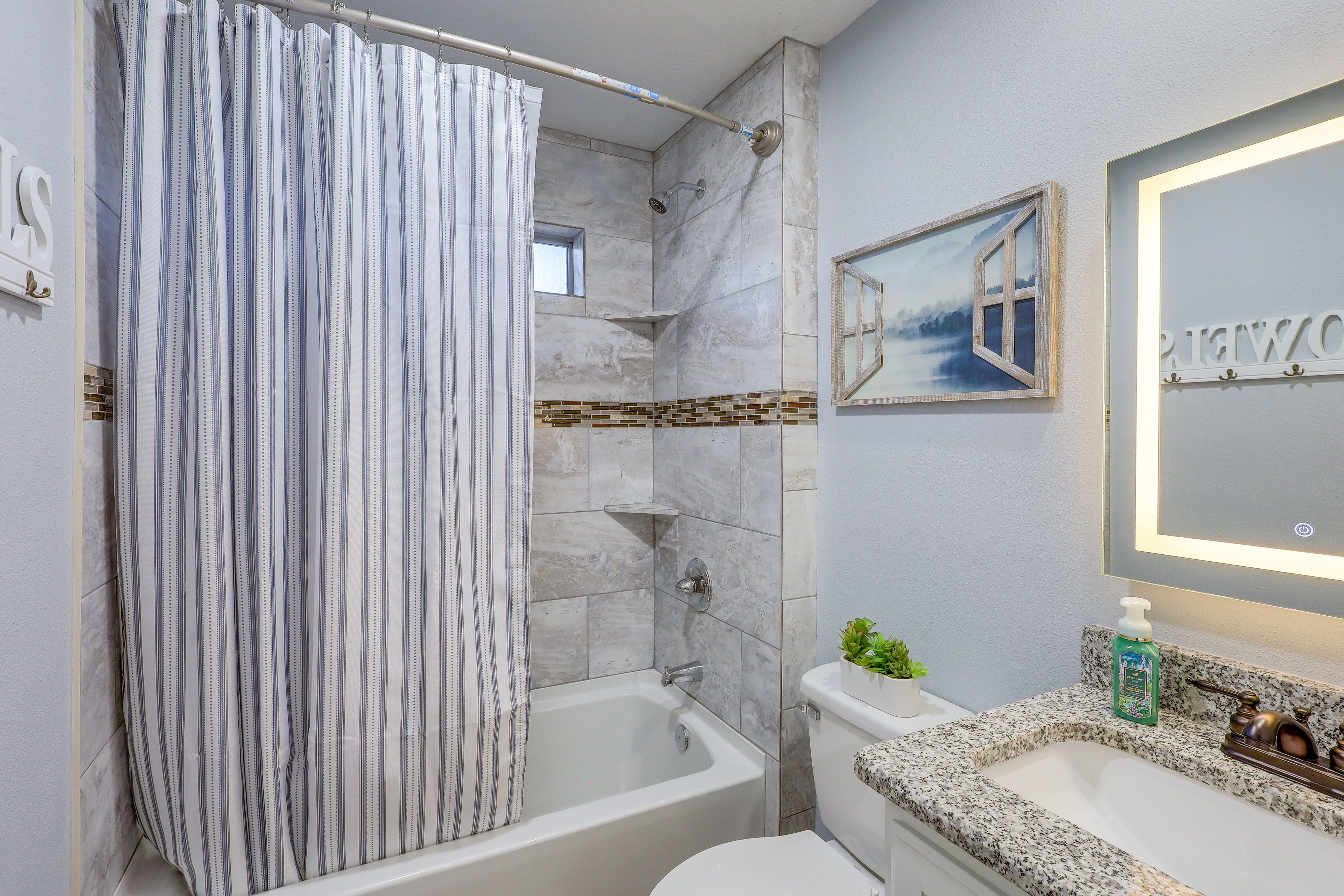 Full Bathroom | Complimentary Toiletries | Towels Provided