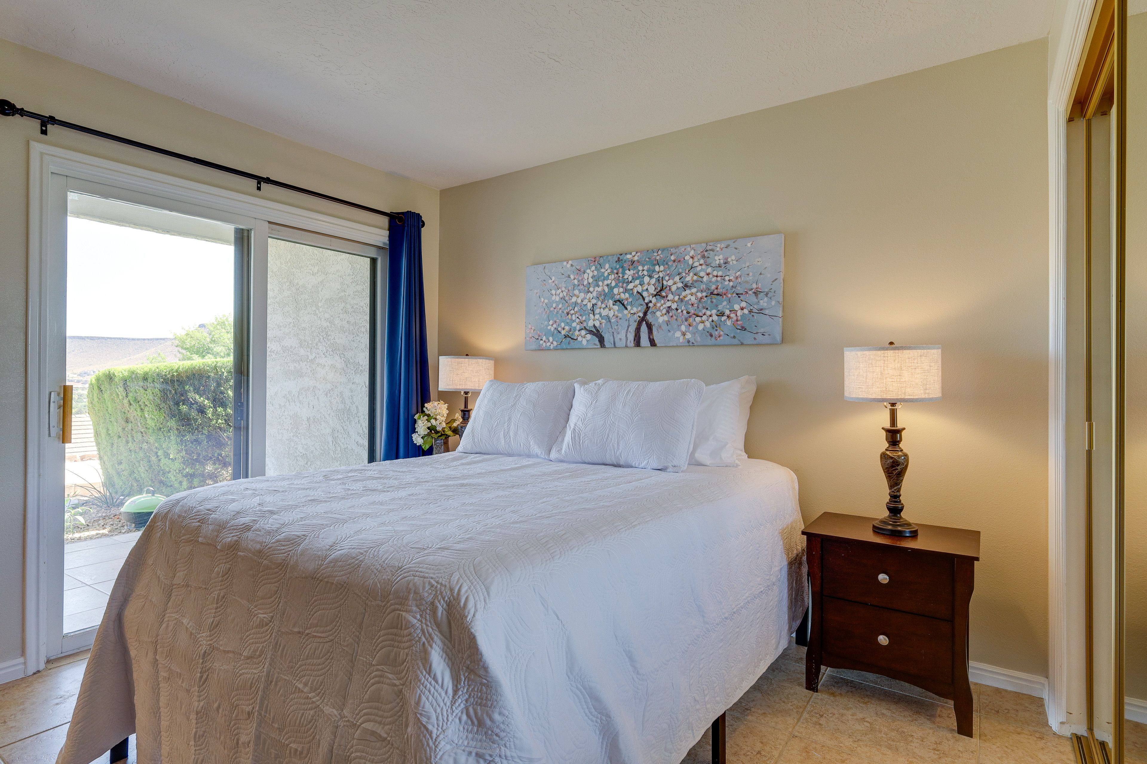 Bedroom | Queen Bed | Linens & Towels Provided