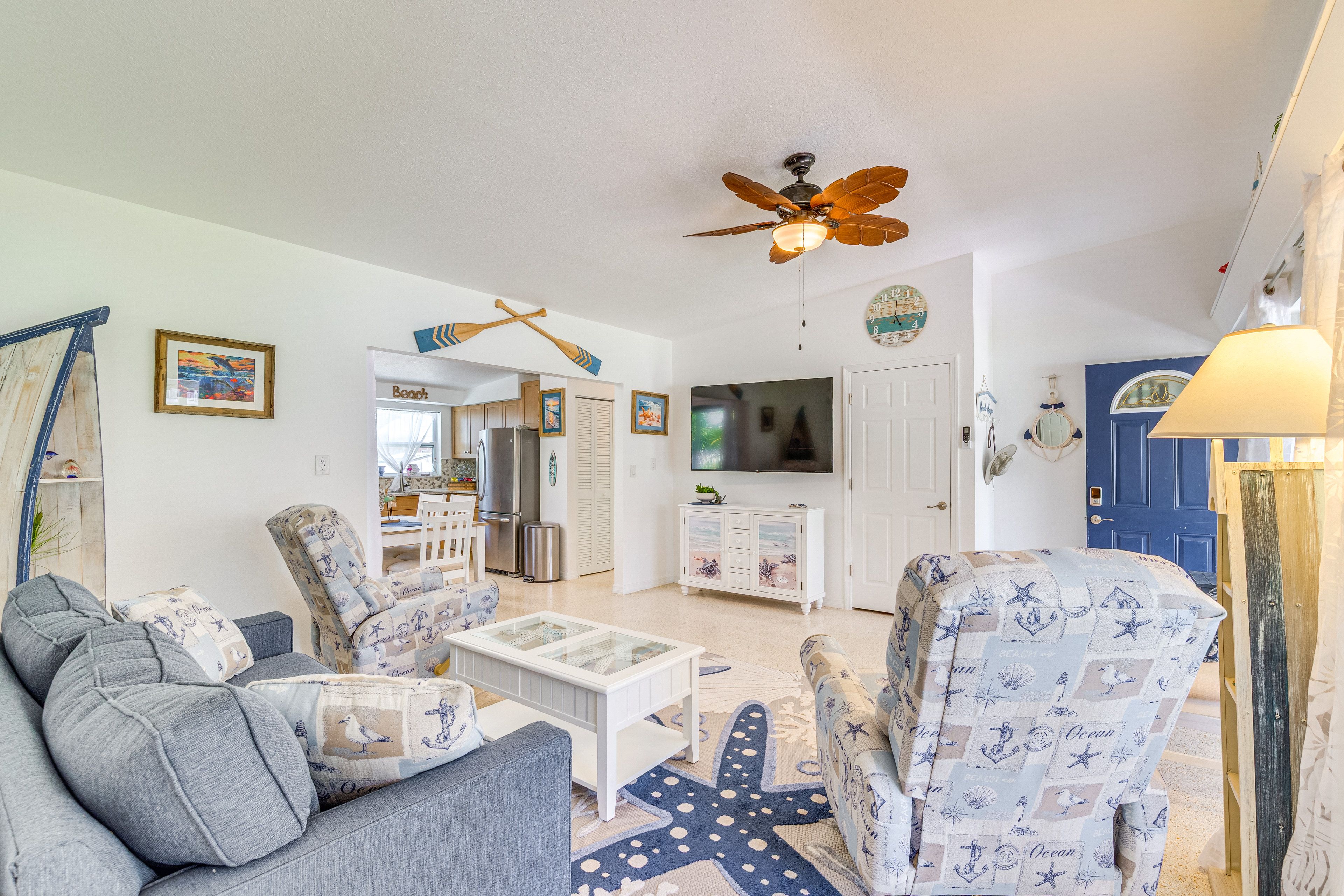 Living Room | Queen Sleeper Sofa | Single Story | Free WiFi | Smart TV