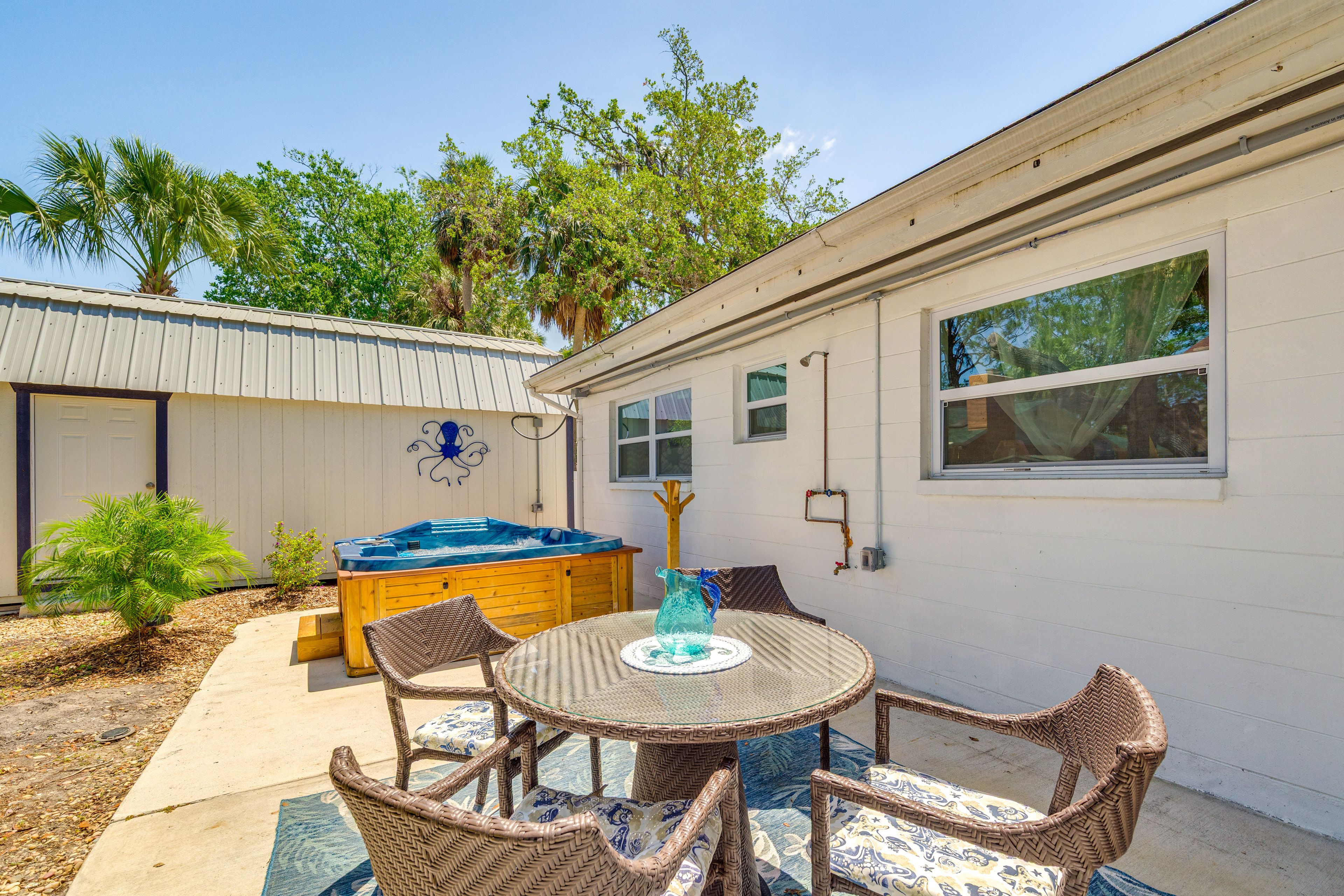 Private Backyard | Lanai | Hot Tub | Outdoor Dining Fire Table