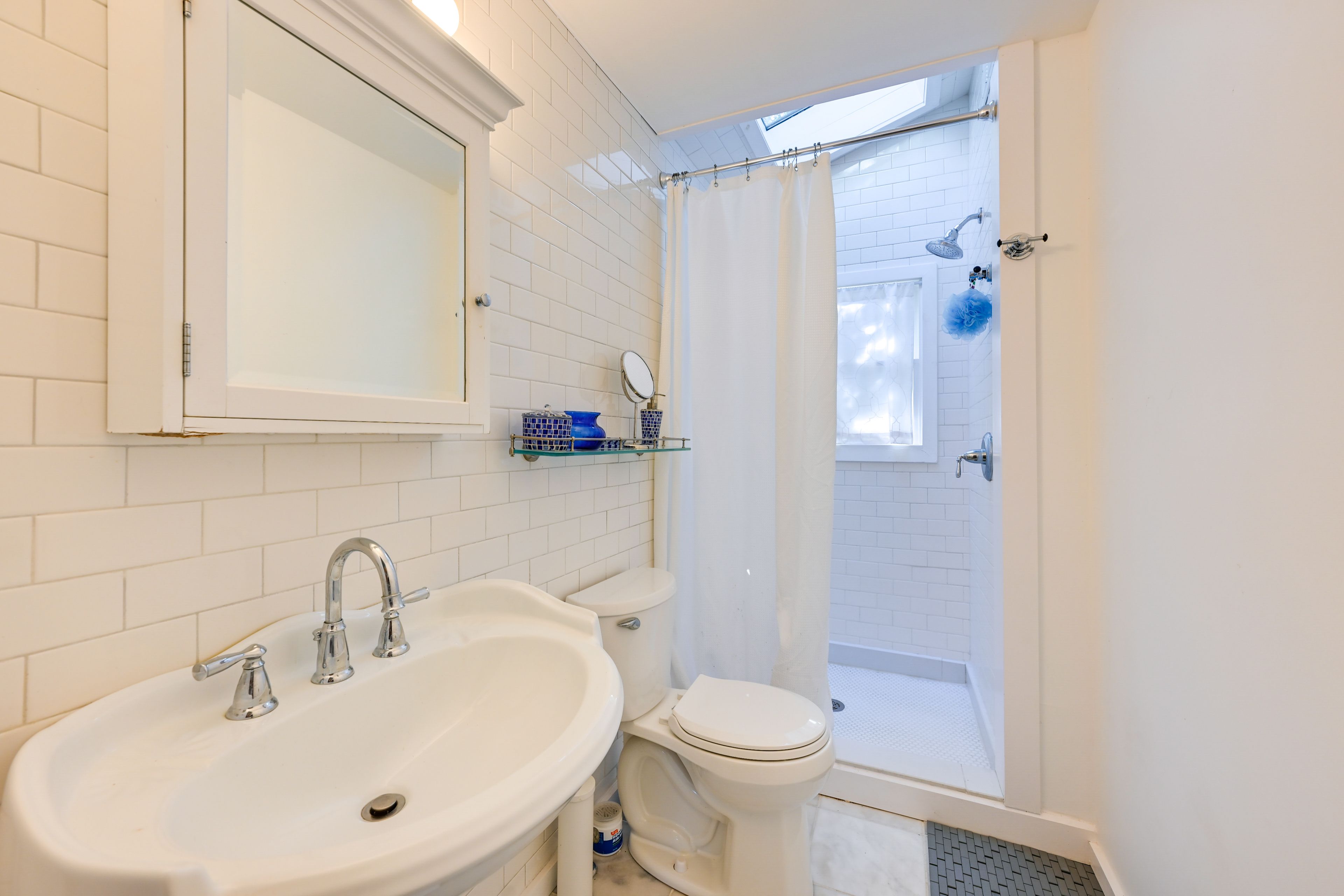 Full Bath | Towels Provided
