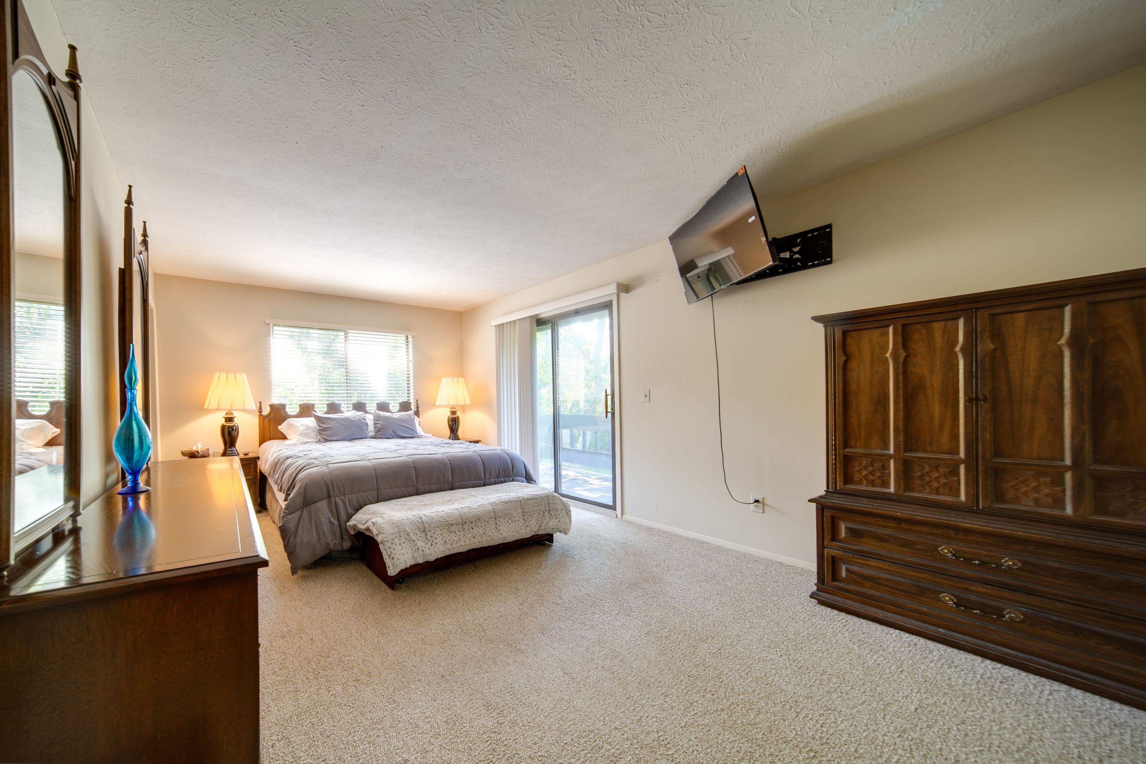 Bedroom 1 | King Bed | Smart TV | Linens Provided | En-Suite Bathroom