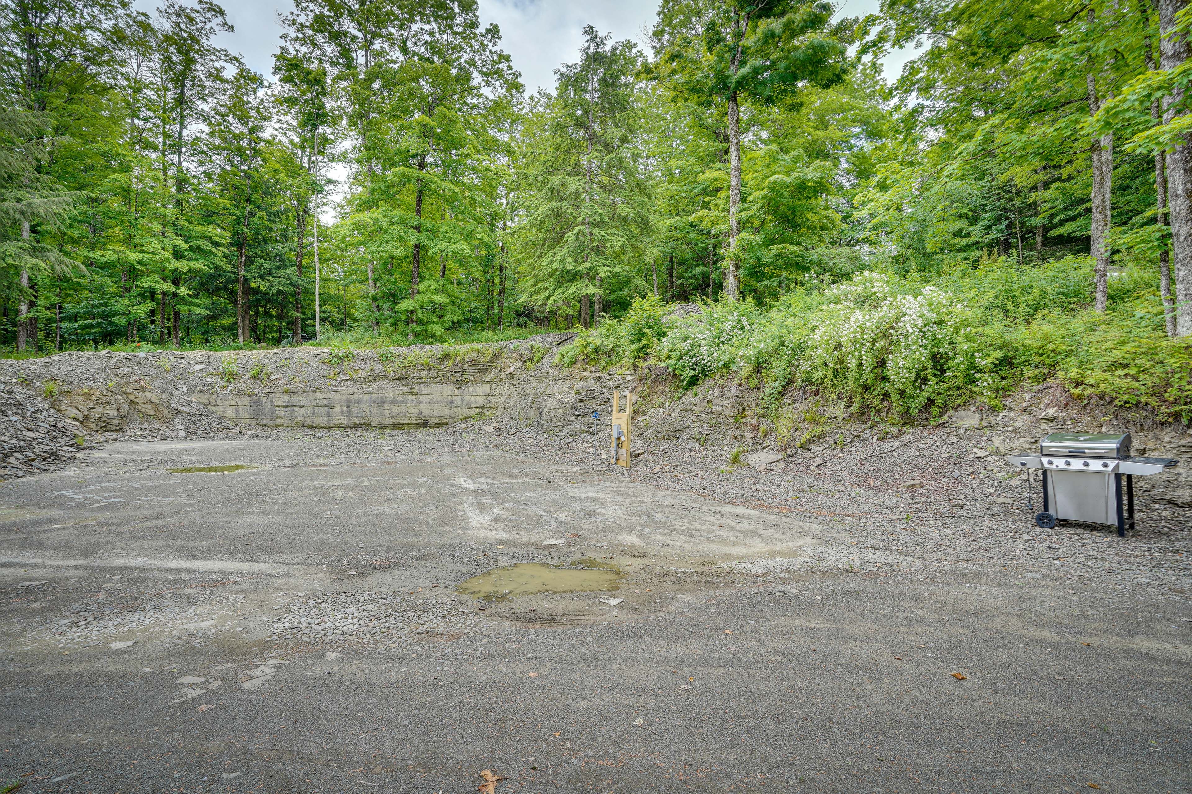 Driveway (10 Vehicles) | RV/Trailer Parking Allowed On-Site