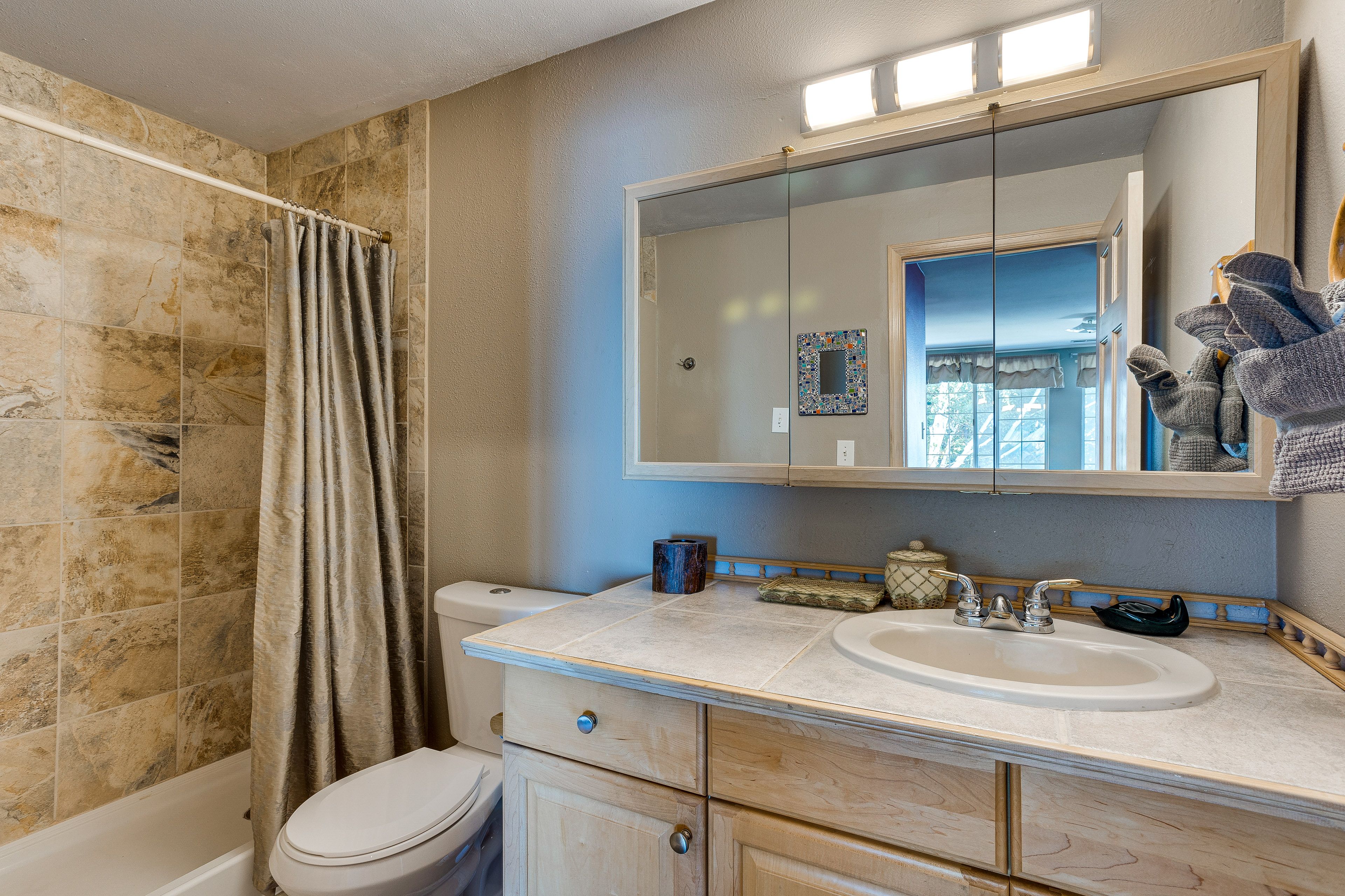 En-Suite Bathroom | Complimentary Toiletries | Towels Provided
