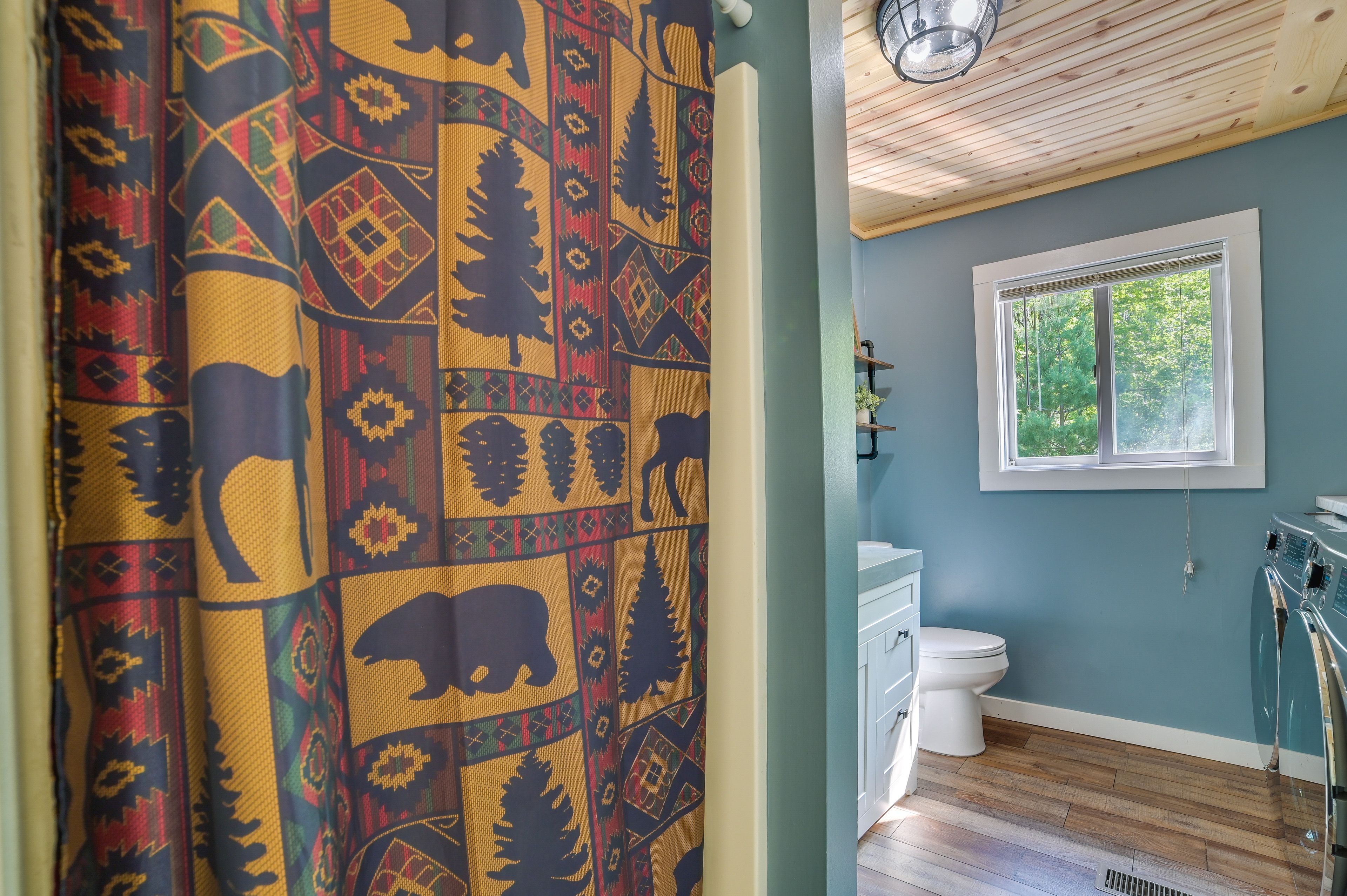 Full Bathroom | 1st Floor | Towels Provided