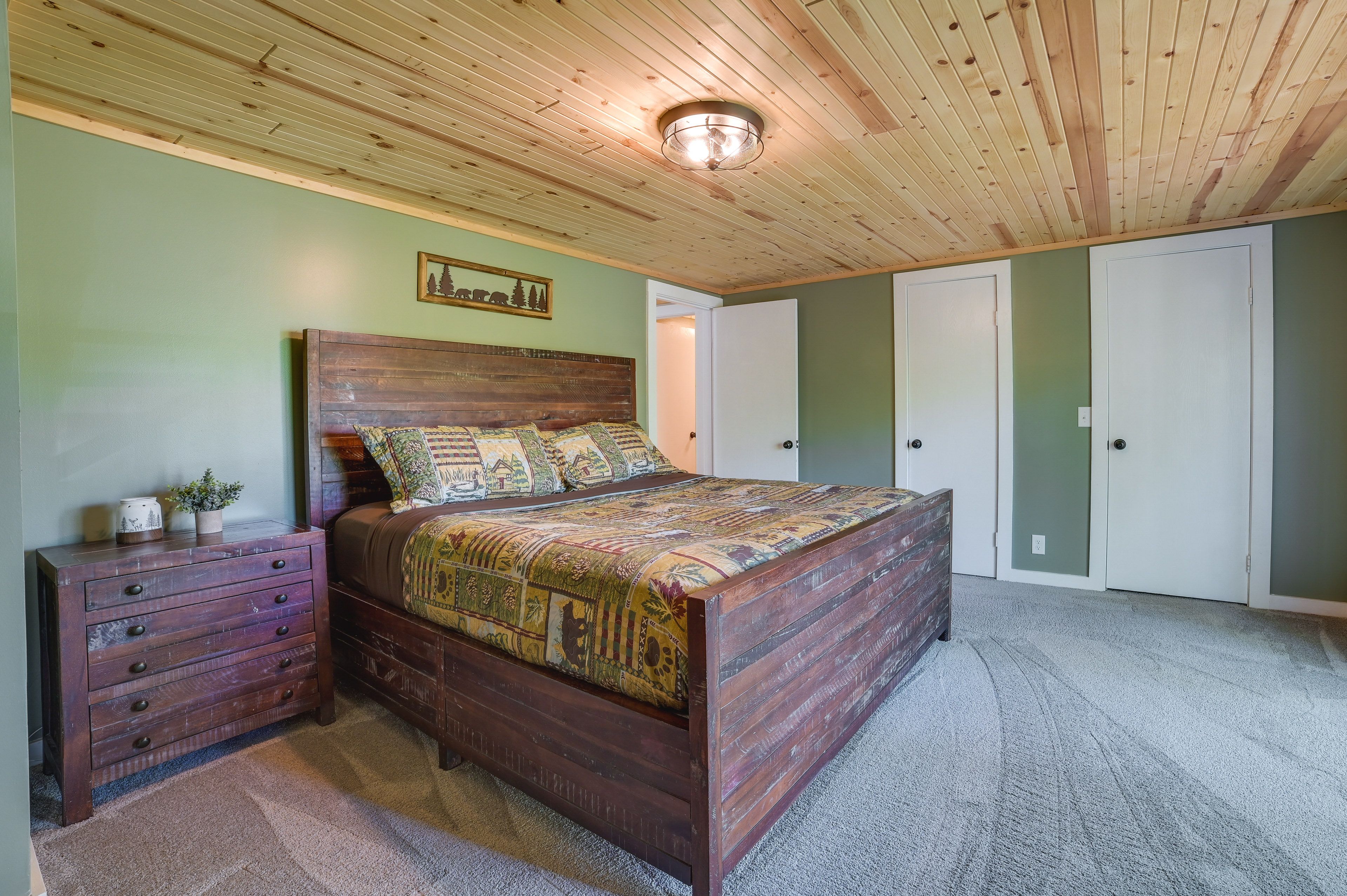Bedroom 2 | 2nd Floor | King Bed | Smart TV