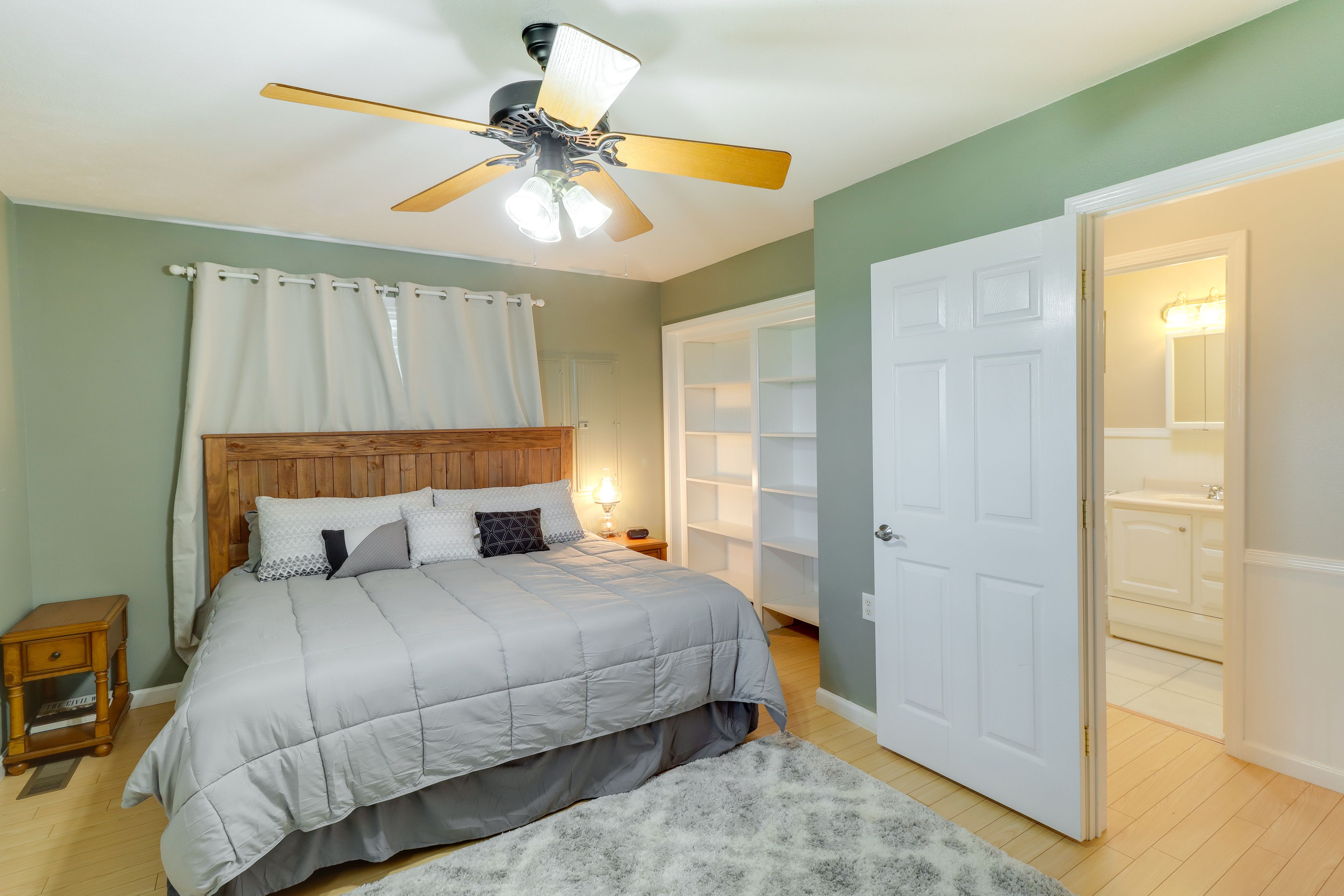 Bedroom 2 | King Bed | Upper Level | Smart TV