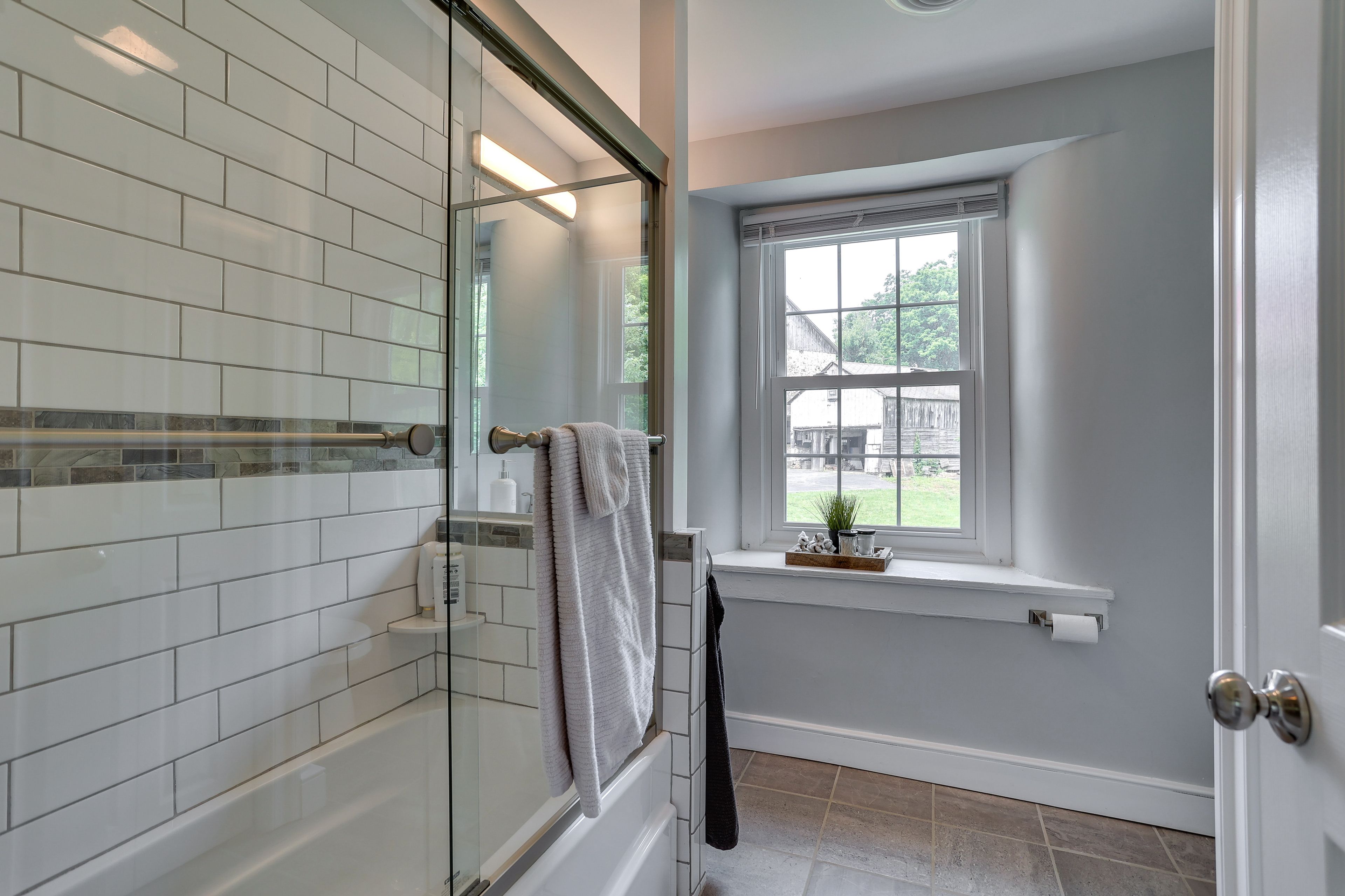 Full Bathroom | Towels Provided | Complimentary Toiletries