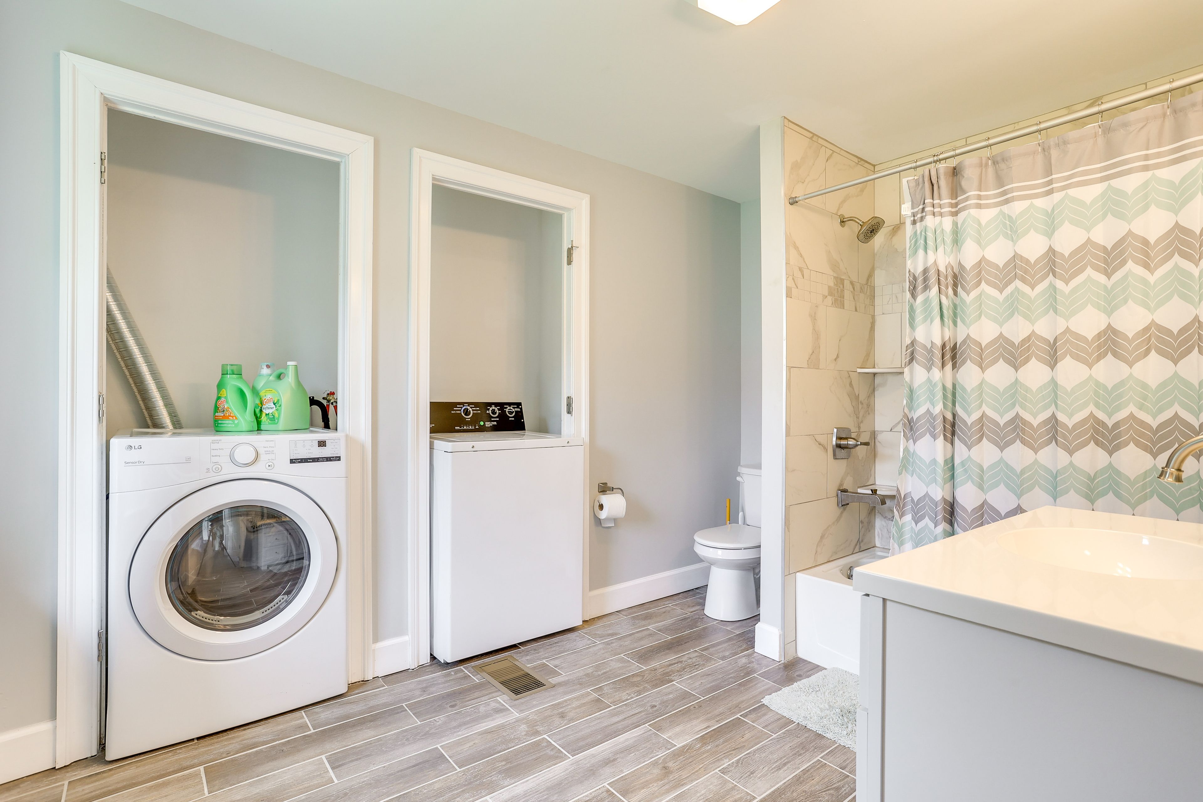 Full Bathroom | Washer & Dryer | Hair Dryer