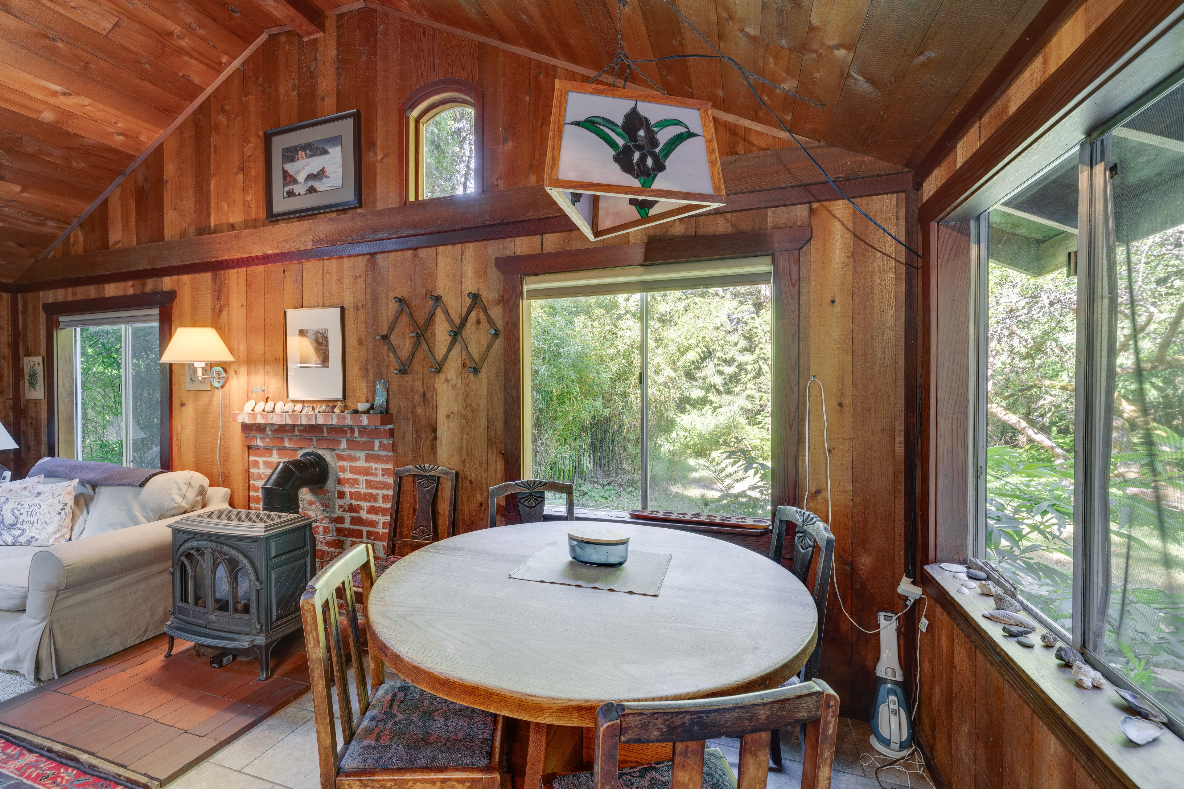 Dining Area | Main Cabin | Dishware Provided