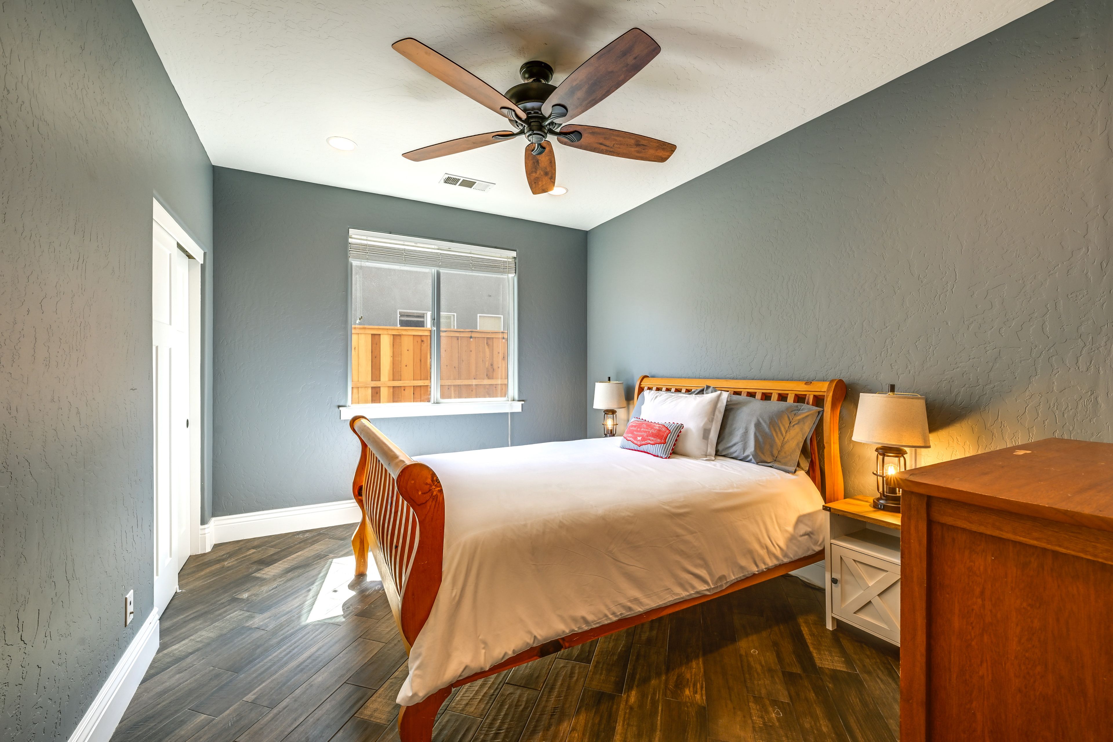 Bedroom 1 | Queen Bed